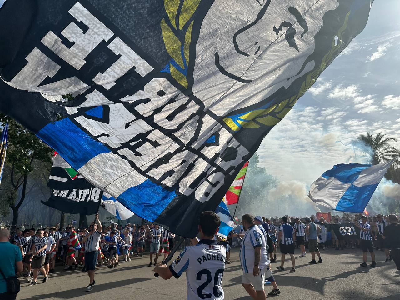 Aitor Zabaleta gogoratzeko banderak astindu dituzte realzaleek. BERRIA