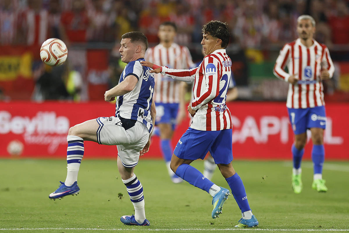 Sergio Gomez eta Giuliano, lehian. JOSE MANUEL VIDAL / EFE