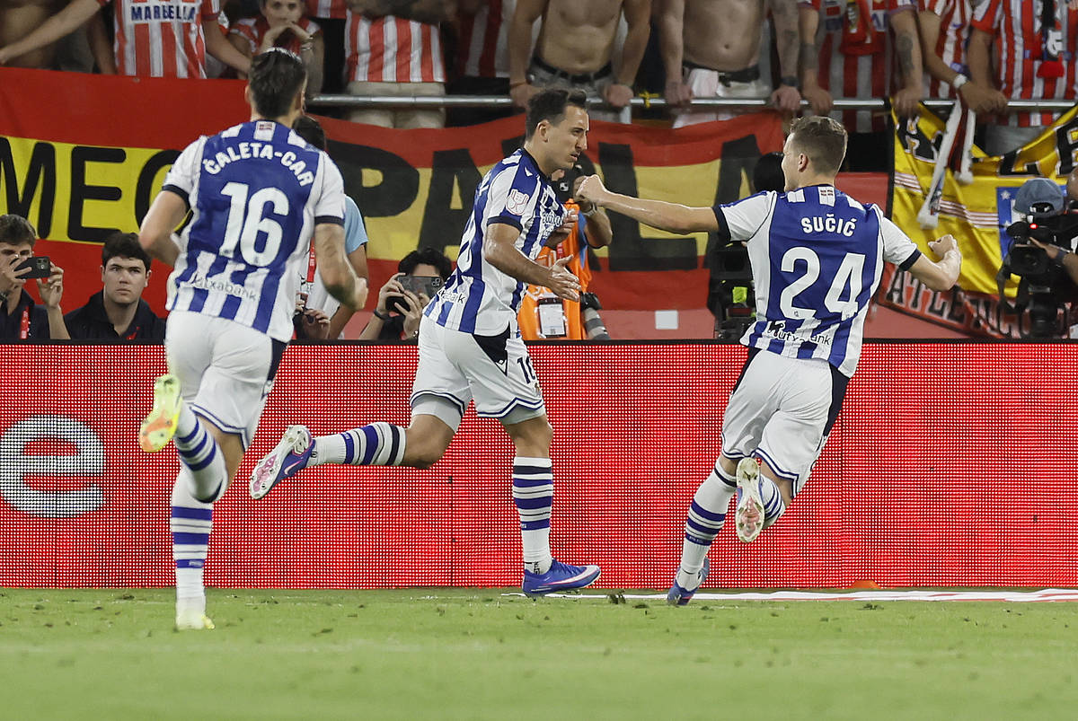 Mikel Oiartzabal, penaltiz sartutako gola ospatzen, 1-2koa. JOSE MANUEL VIDAL / EFE