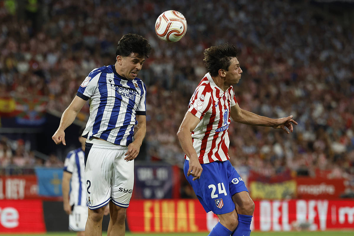 Jon Mikel Aramburu eta Robin Le Normand, lehian. JULIO MUÑOZ / EFE