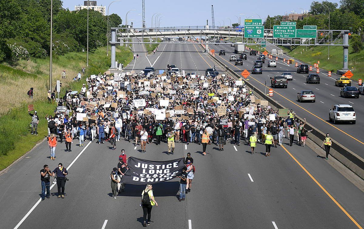 Manifestariak, Minnesotako St. Paul hiriko autopista batean. CRAIG LASSIG / EFE