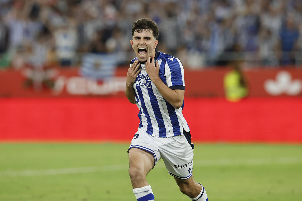 Pablo Marin, penalti erabakigarria sartu berritan. JOSE MANUEL VIDAL / EFE