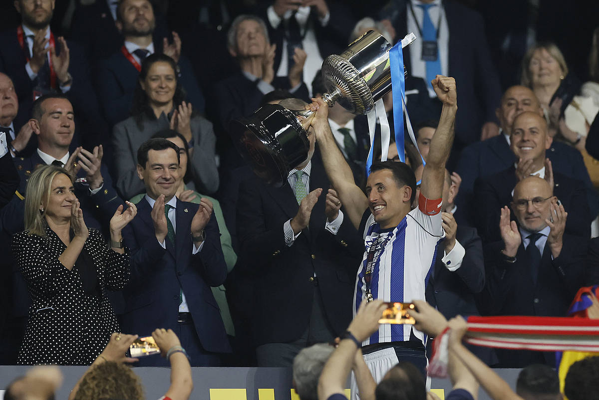 Mikel Oiartzabal, kopa altxatzen. JOSE MANUEL VIDAL / EFE