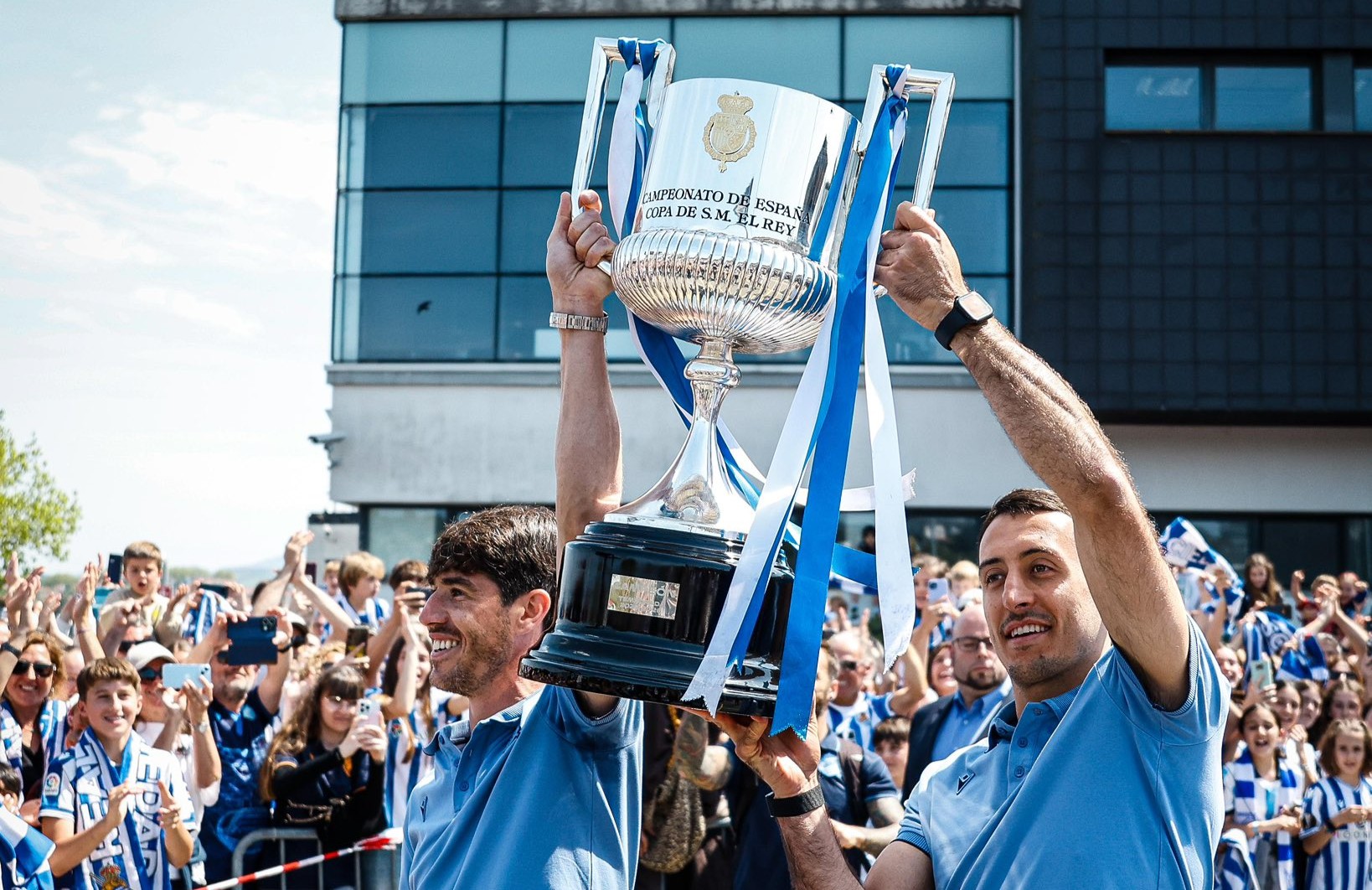 Elustondo eta Oiartzabal koparekin, Hondarribiako aireportuan. REALA