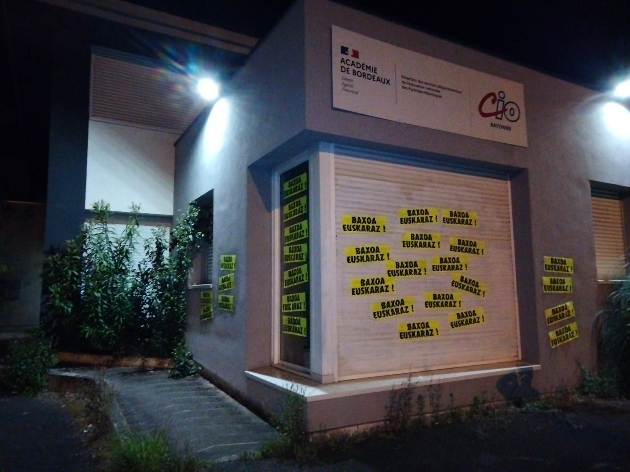 Pirinio atlantikoetako akademia ikuskaritza, 'Baxoa euskaraz' dioten afixez josita. EKHI ERREMUNDEGI BELOKI