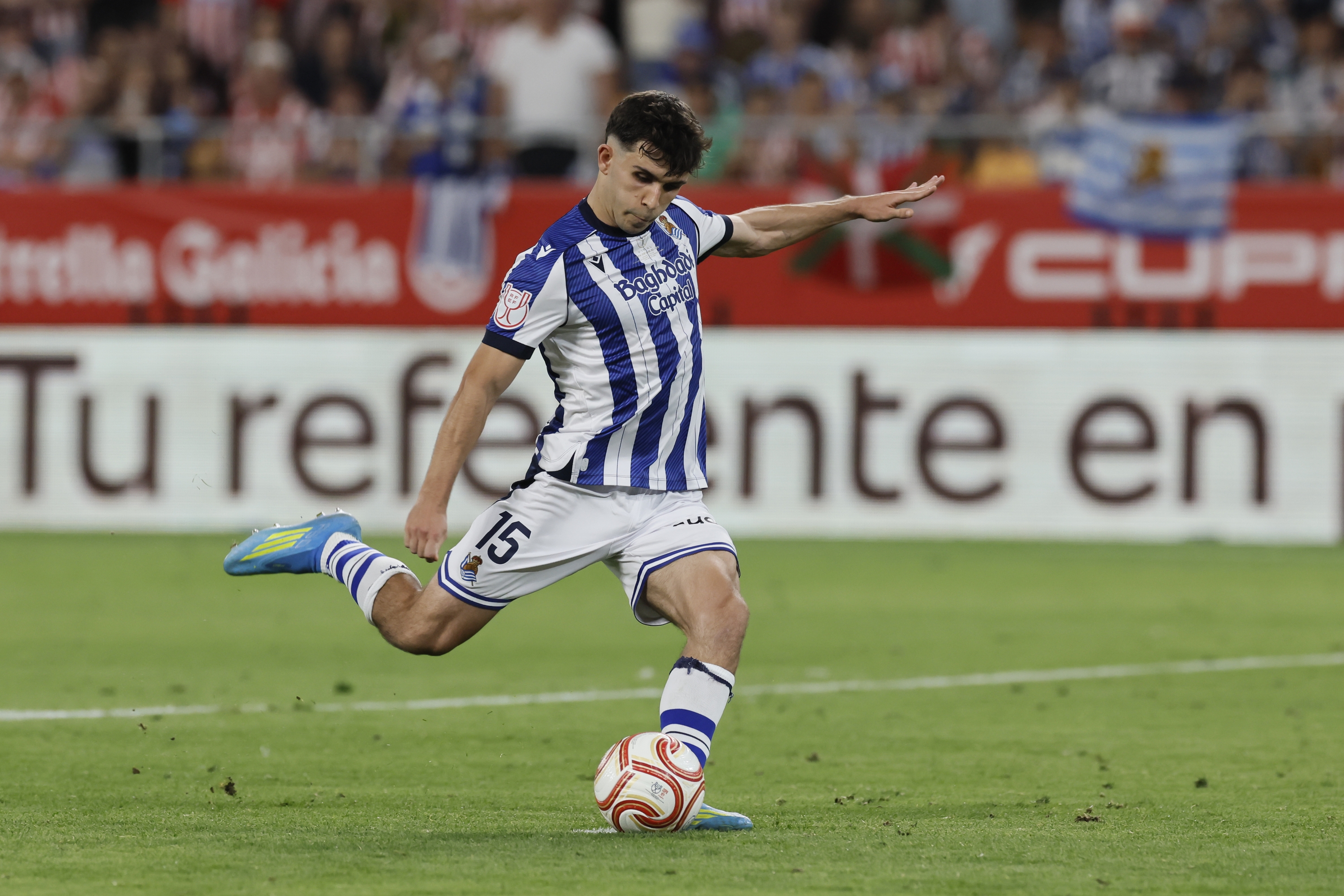 Pablo Marin Realeko jokalaria penaltia jaurtitzen Espainiako Kopako finalean, larunbatean. JOSE MANUEL VIDAL / EFE