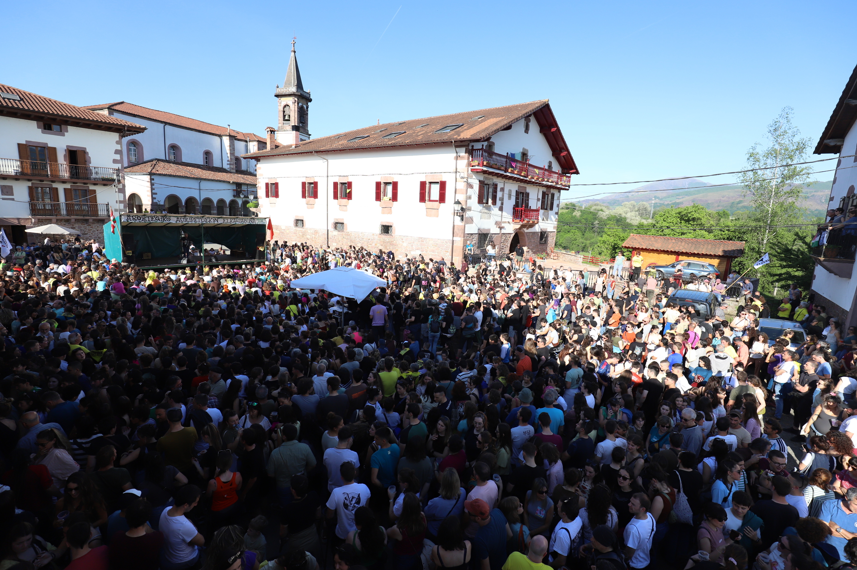 Aroztegiko Elkartasun Komiteak antolatutako elkartasun kantaldia atzo, Lekarozen. AROZTEGIKO ELKARTASUN KOMITEA
