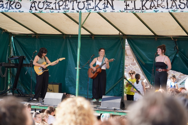 Bidenabar taldearen emanaldia atzo, Lekarozen. AROZTEGIKO ELKARTASUN KOMITEA