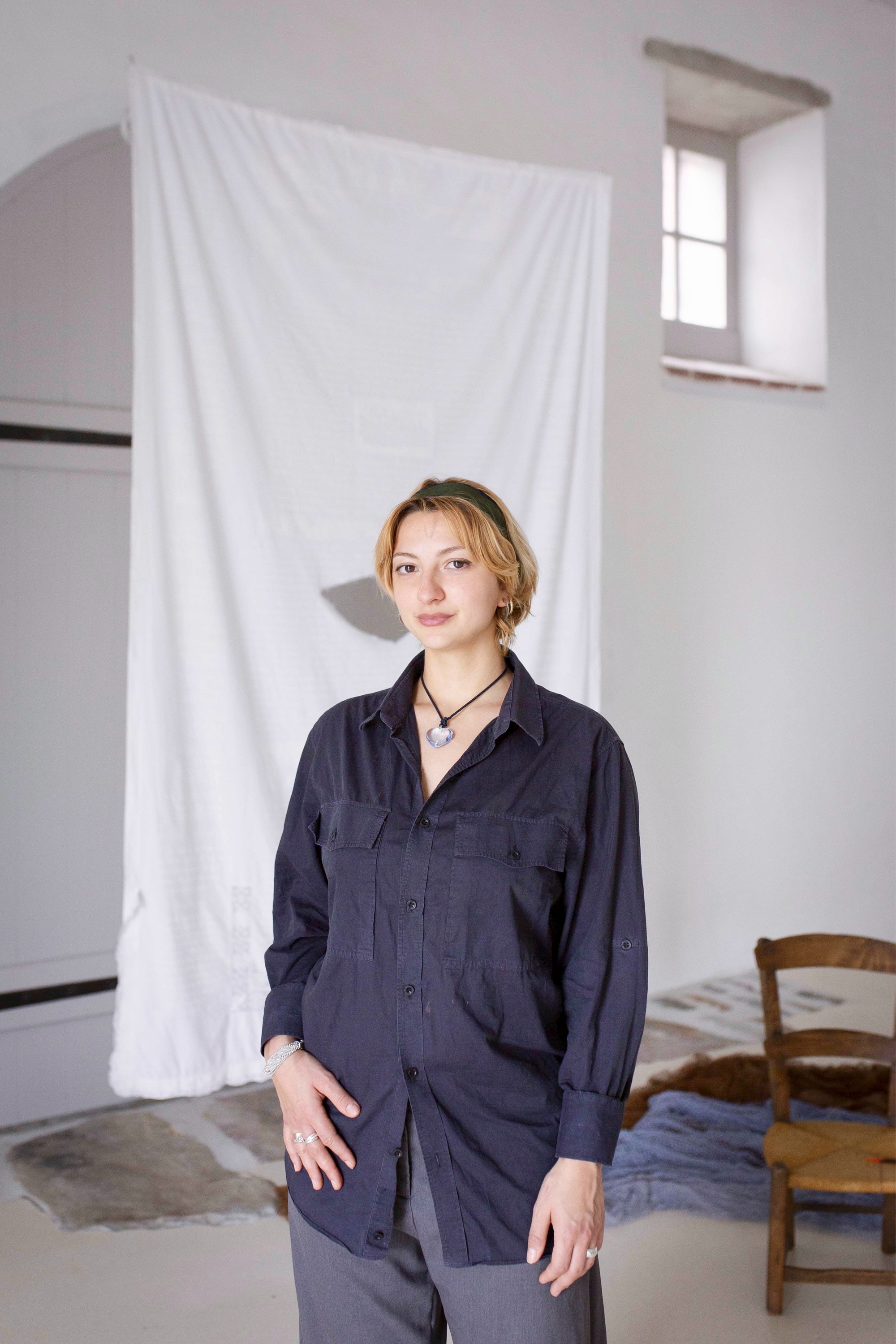 Elena Veran Caron artista, Ziburuko Errokeletoetan den 'Fragment' erakusketaren egilea. HITZA