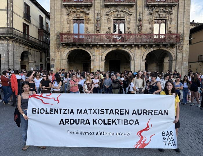 Erasoa salatzeko elkarretaratzea egin zuten atzo Oñatin. BARGASTAK