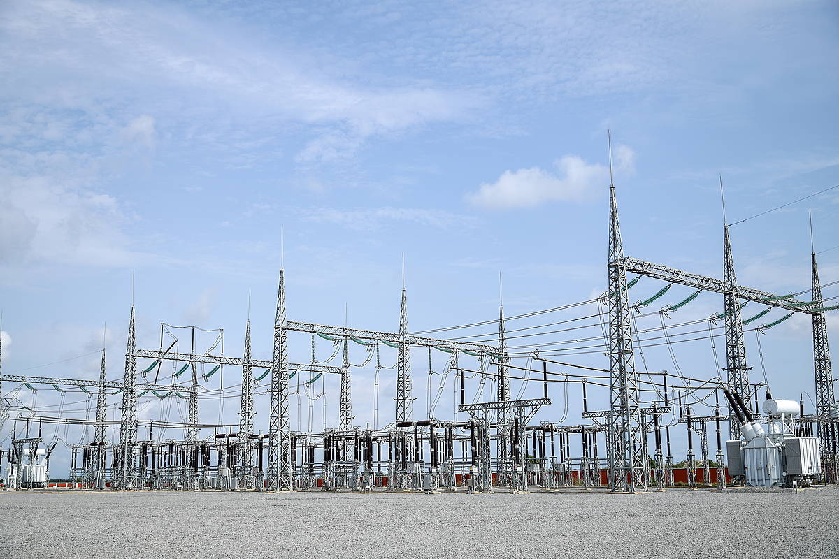 Argindar sareak zentral fotovoltaiko baten ondoan Dawan, Akkratik 70 kilometro ekialdera, Ghanan. FRANK KPORFOR / EFE