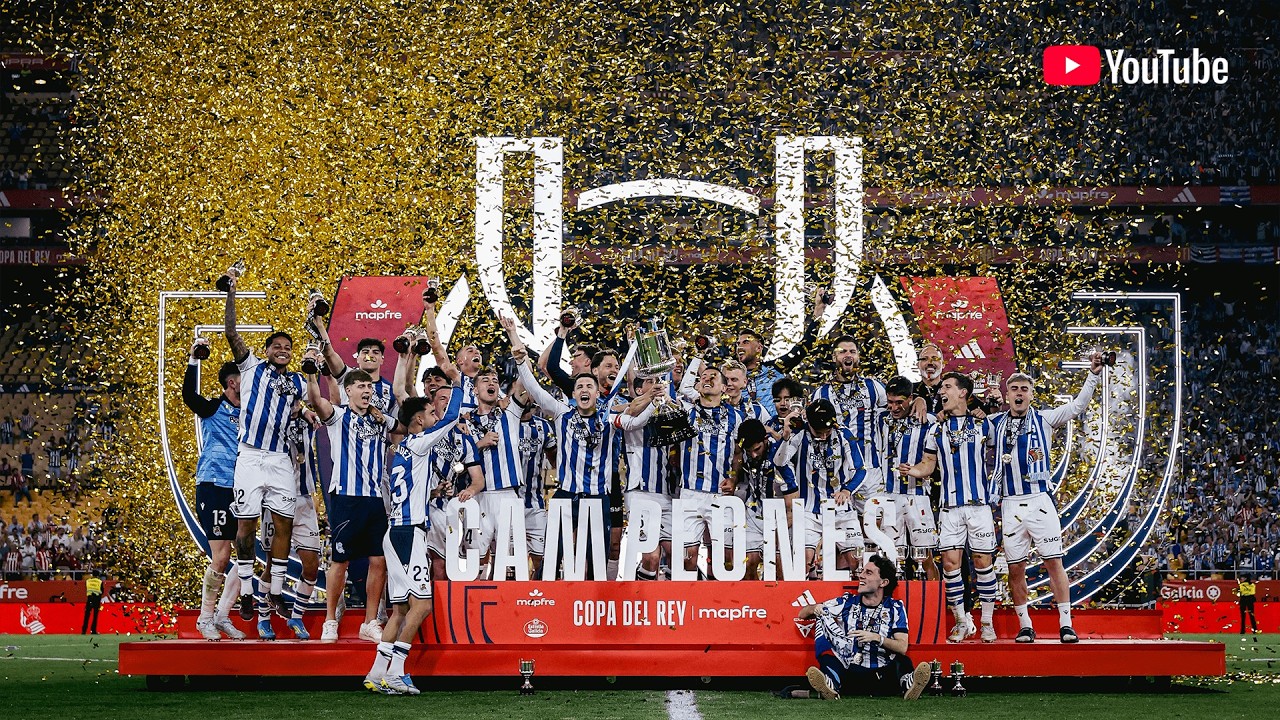 Realzaleak jokalariak agurtzen, atzo. JAVIER ETXEZARRETA / EFE