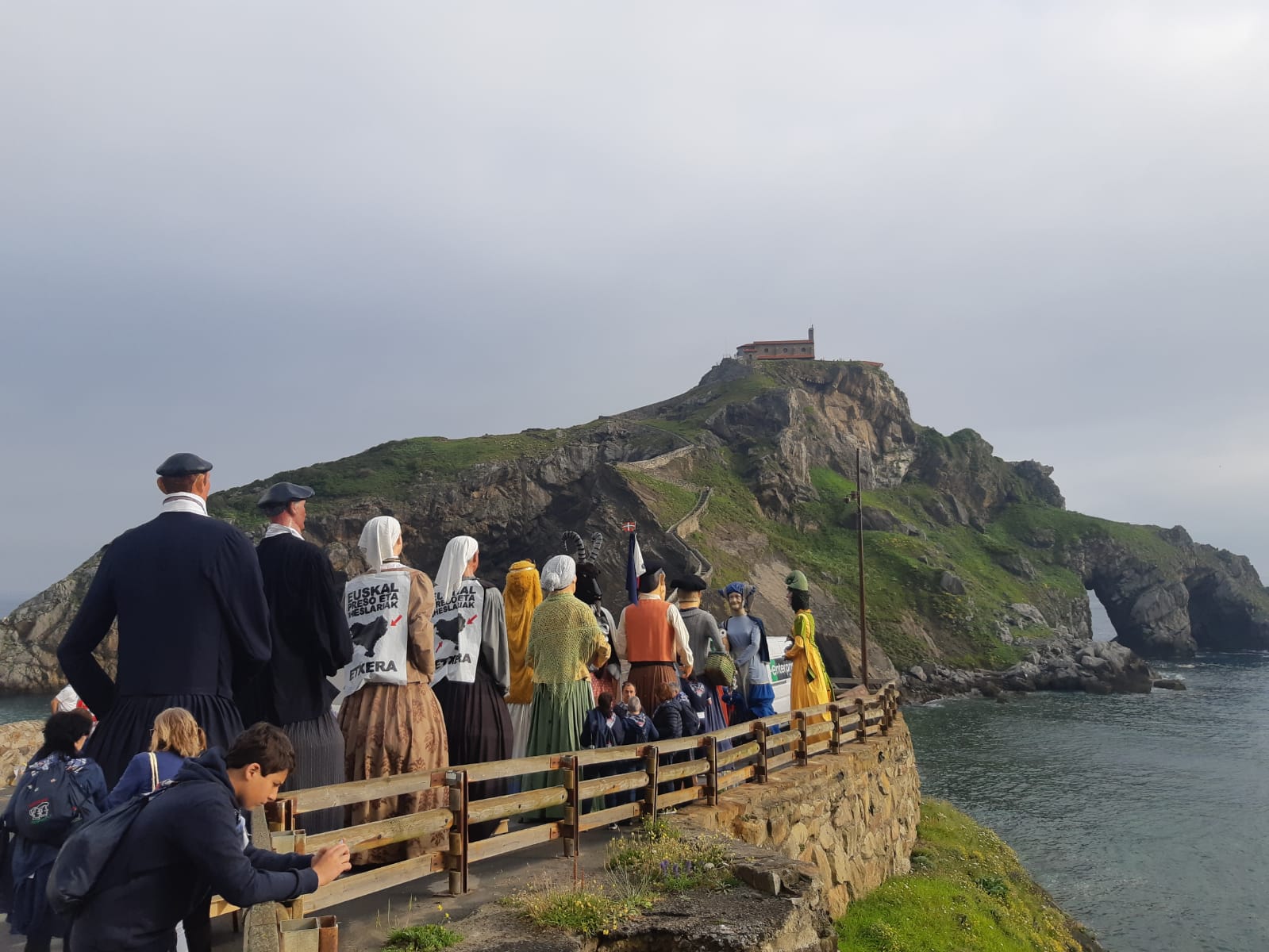 Kanboko Sukila konpartsako erraldoiak, Gaztelugatxen. HITZA
