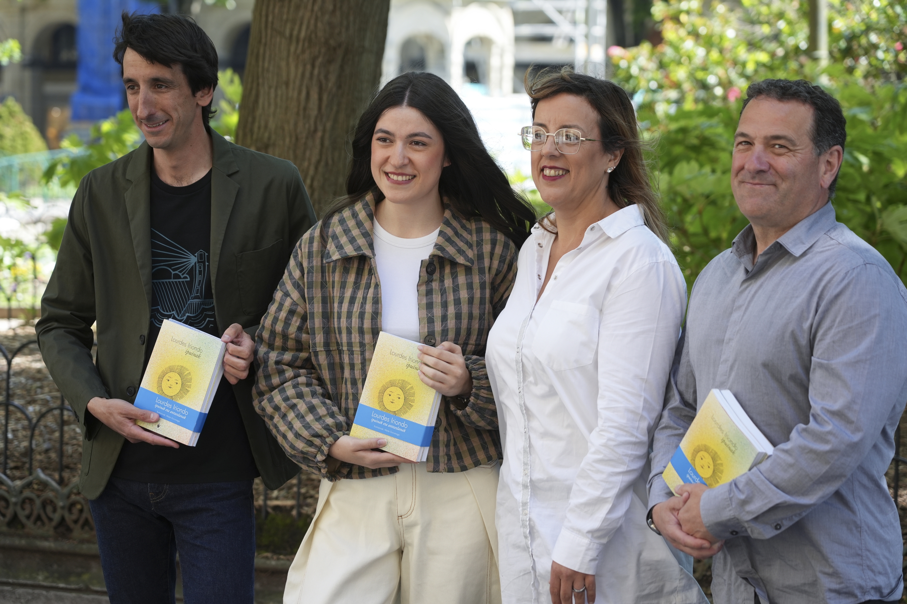 'Ipuinak' eta 'Antzezlanak' liburuen egileak gaur, Donostian. JAGOBA MANTEROLA / FOKU