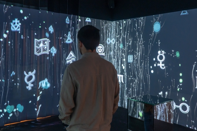 Bisitari bat, murgiltze aretoko ikus-entzunezkoari begira. ANDONI CANELLADA / FOKU