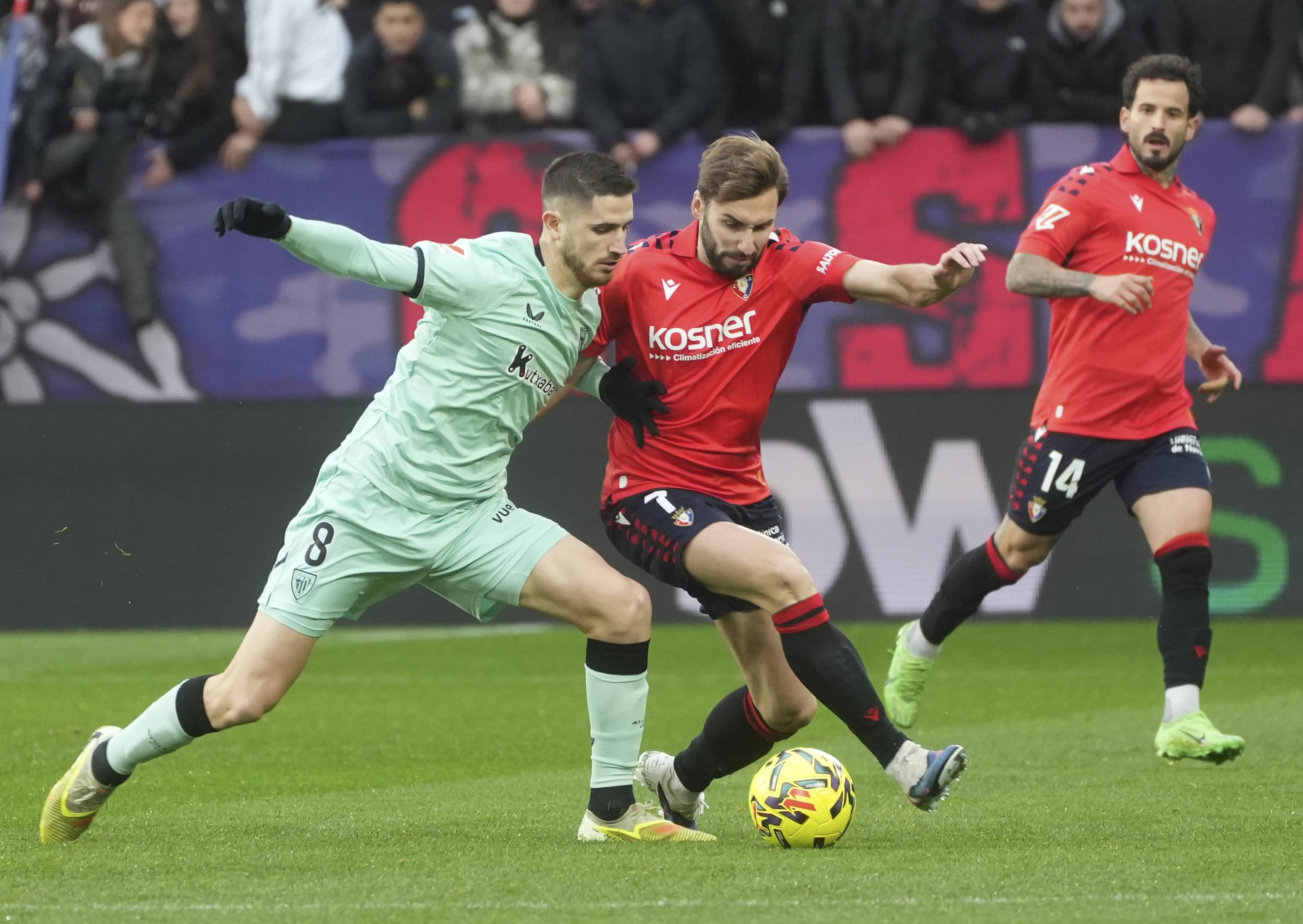 Oihan Sancet eta Jon Moncayola lehian, lehen itzulian Sadarren jokatutako partidan. JAGOBA MANTEROLA / FOKU