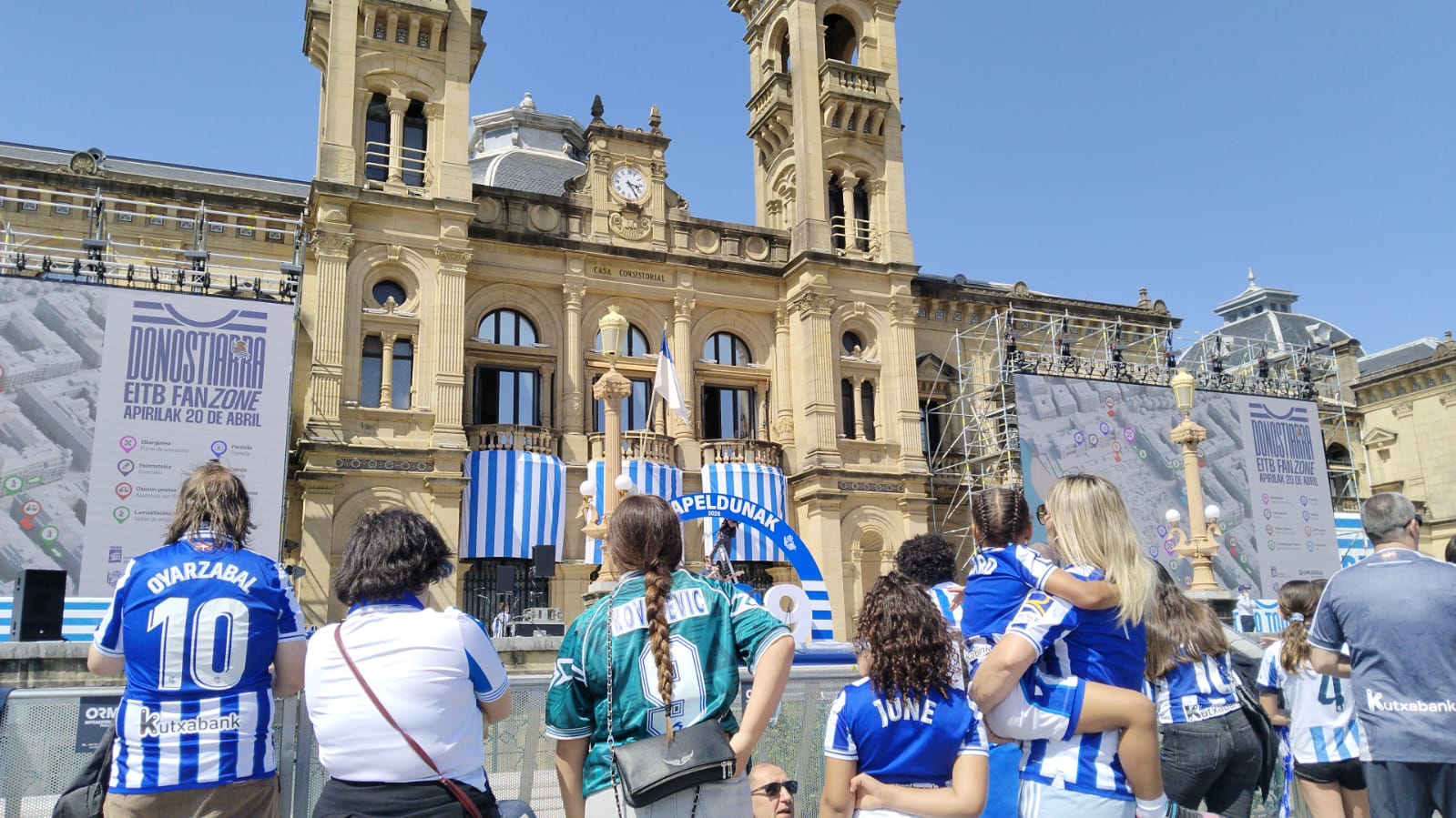 Realeko zaleak, zain, Alderdi Ederren. BERRIA