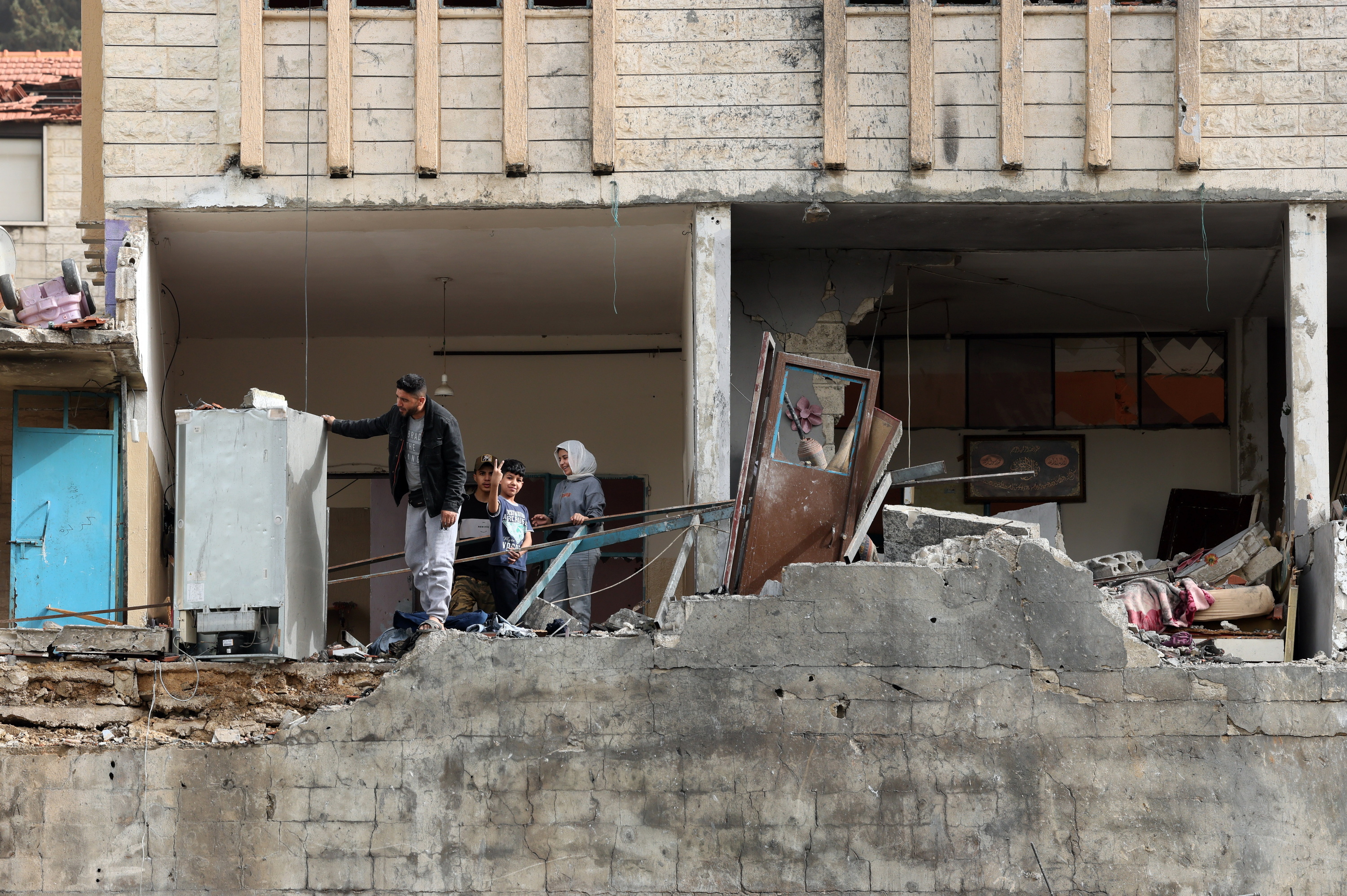 Libano hegoaldeko Nabatieh jaioterrira itzulitako iheslariak, herenegun. WAEL HAMZEH / EFE