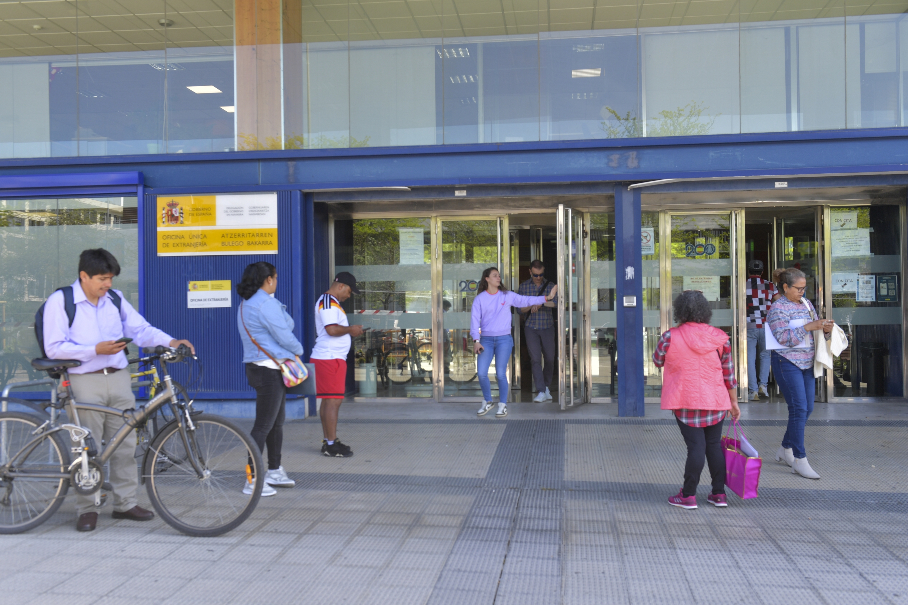 Hainbat migratzaile gaur, Iruñeko Gizarte Segurantzaren bulegoan. IDOIA ZABALETA / FOKU