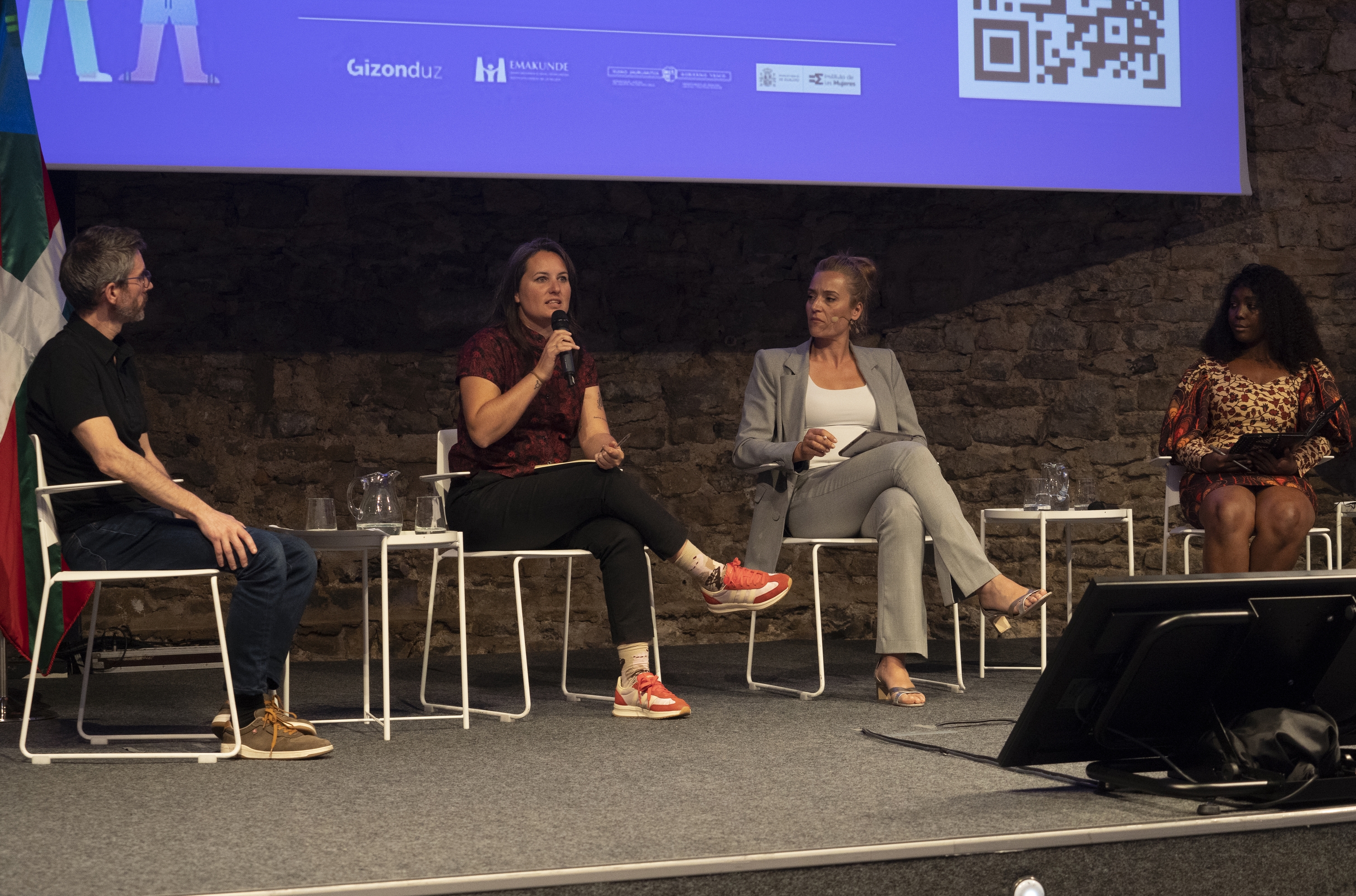 Iker Zirion, June Fernanez, Maitena Salinas eta Anita Hichaicoto, mahai inguruan. RAUL BOGAJO/ FOKU