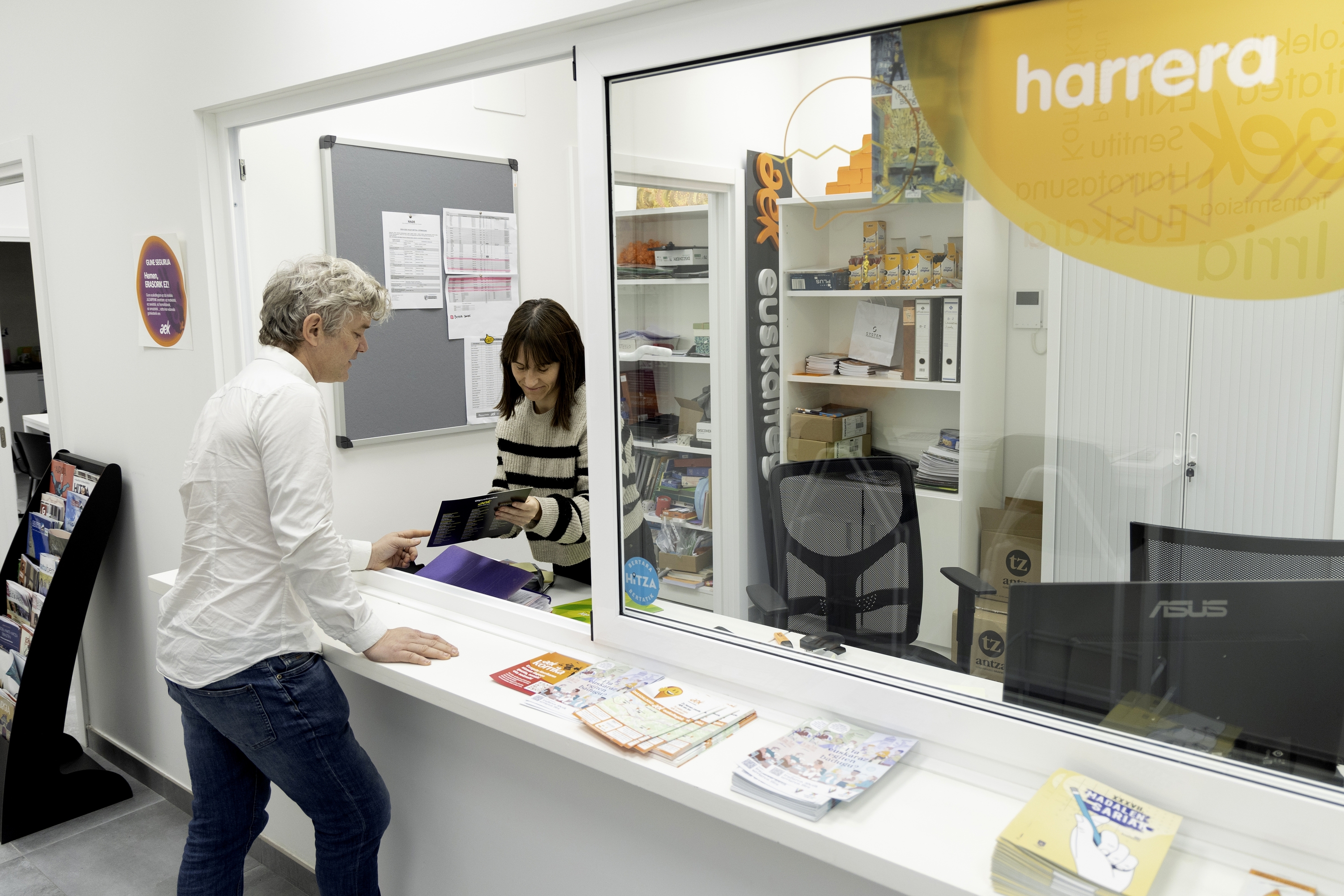 Herritar bat euskaltegi bateko harreran, informazio eske. MAIALEN ANDRES / FOKU