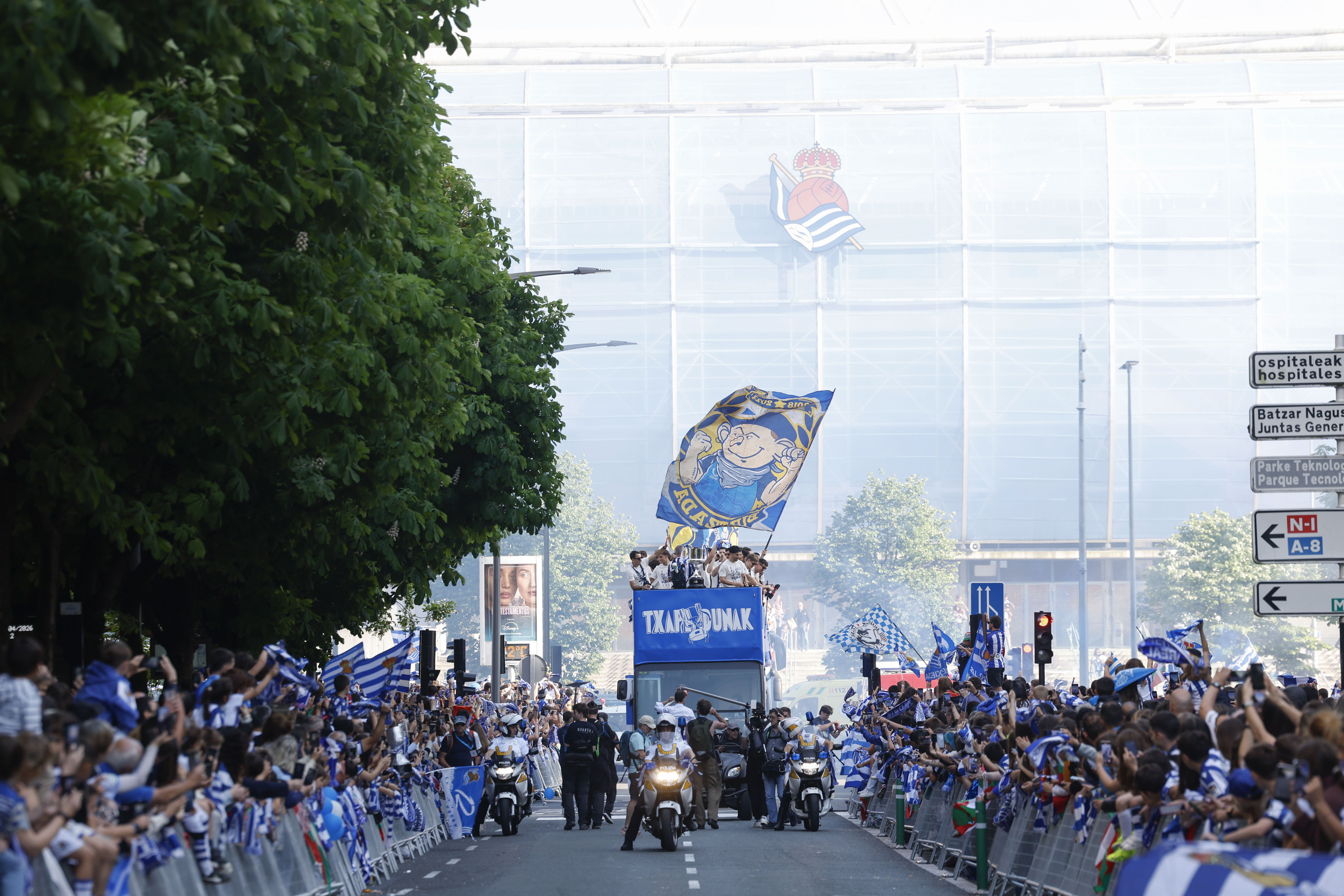 Realeko autobusa, Anoetatik abiatzen. JAVIER ETXEZARRETA / EFE