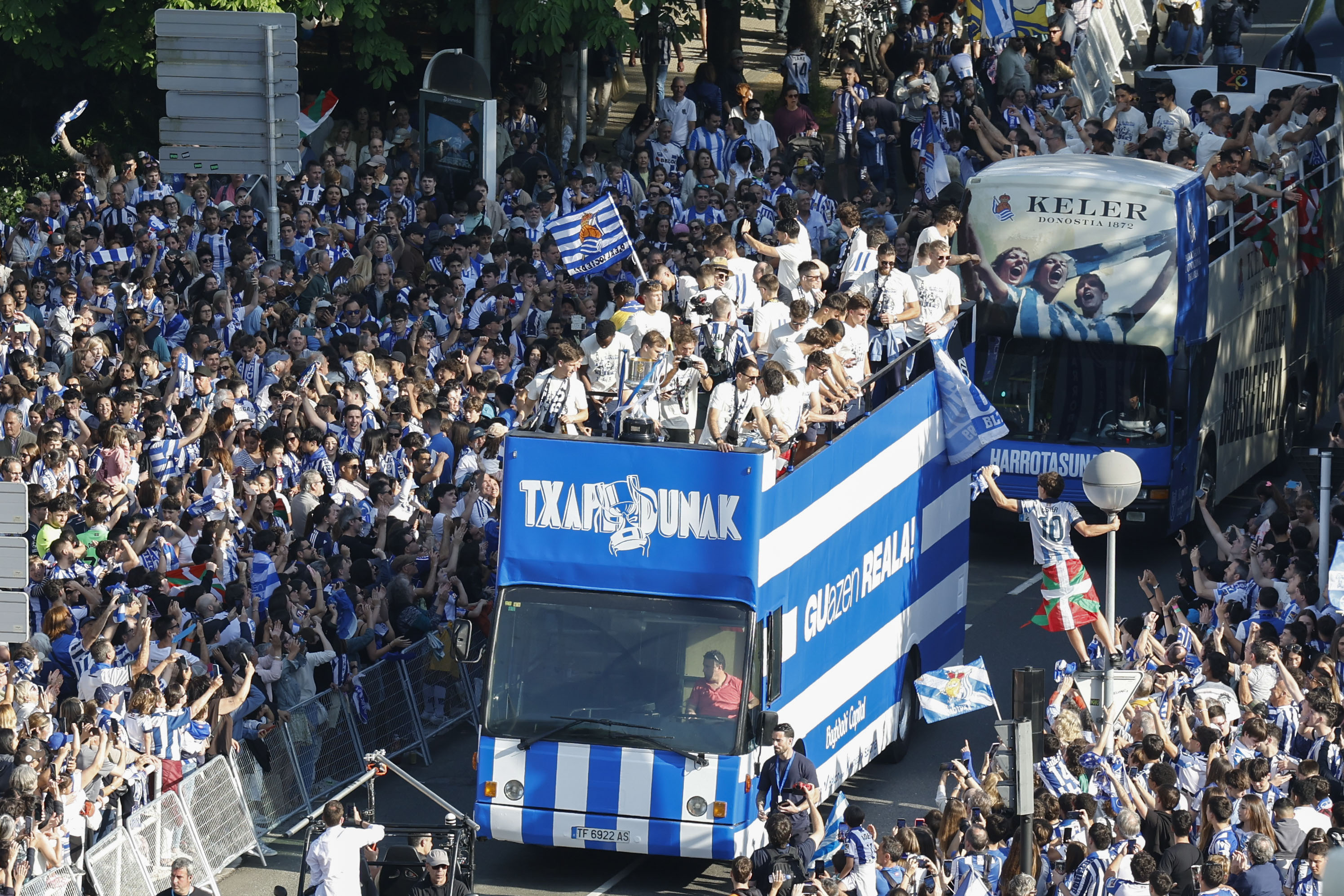 Realeko autobusa, alboetan jendetza duela. JUAN HERRERO / EFE