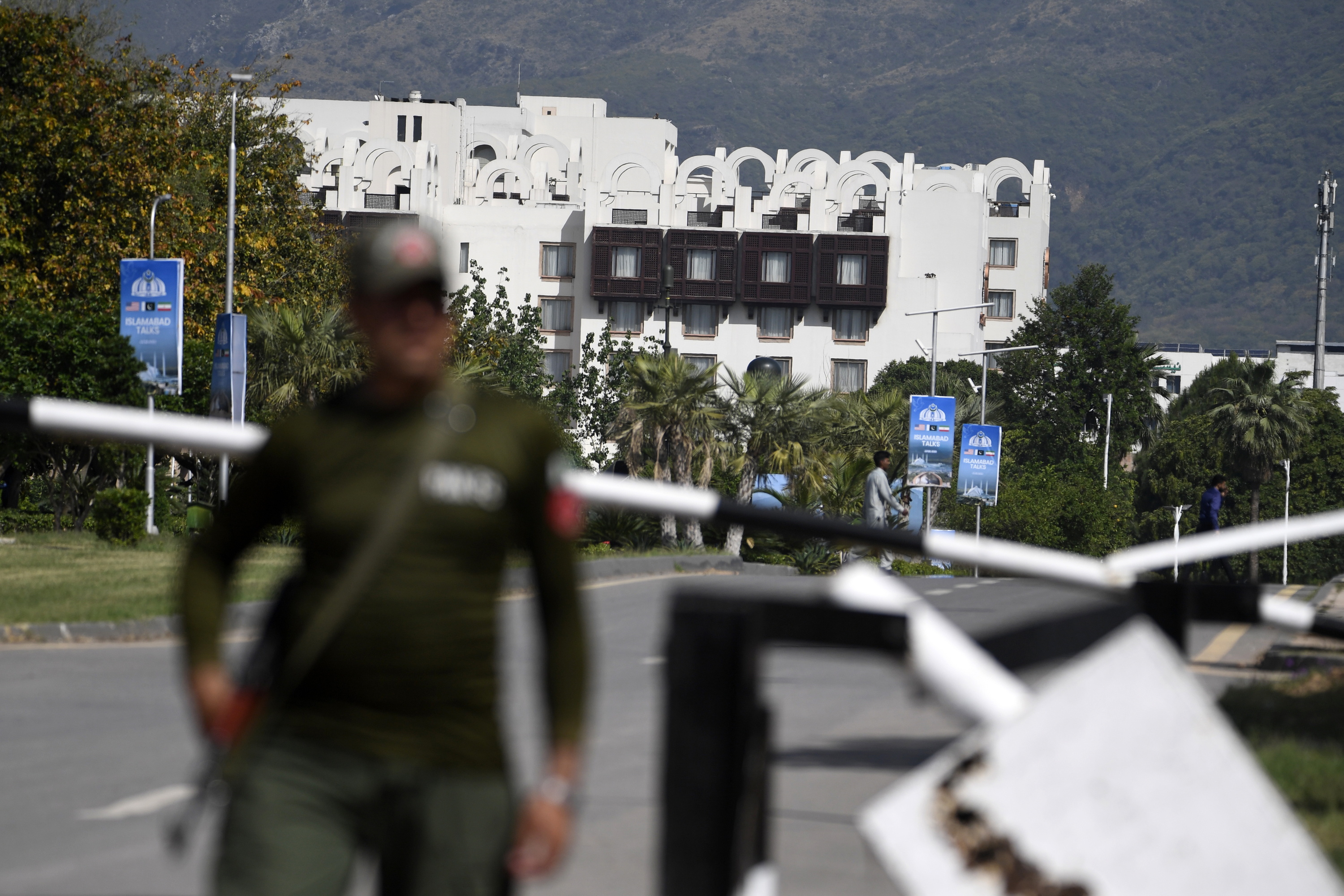 Iranen eta AEBen arteko lehenbiziko bilera egin zuten hotela, gaur, Islamabaden. SOHAIL SHAHZAD / EFE