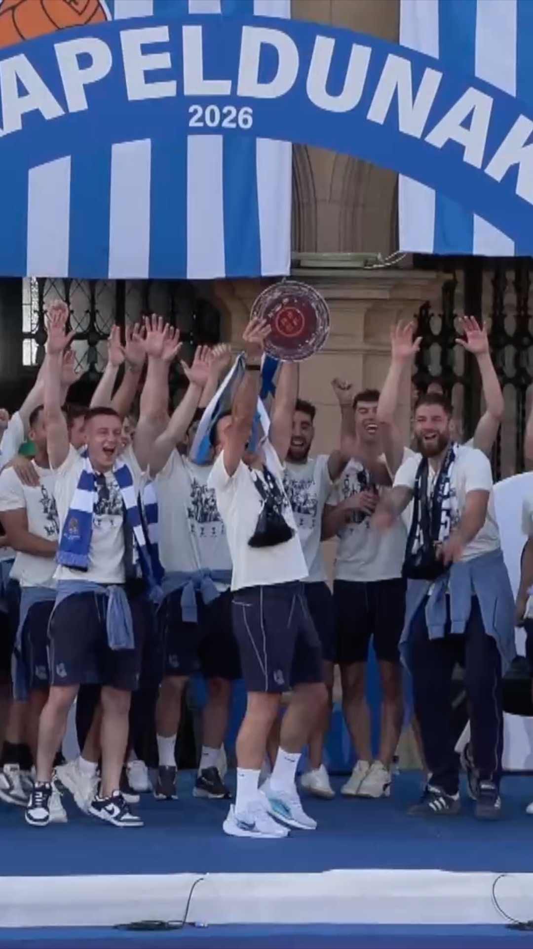 Txuri urdinez jantzi da Donostia