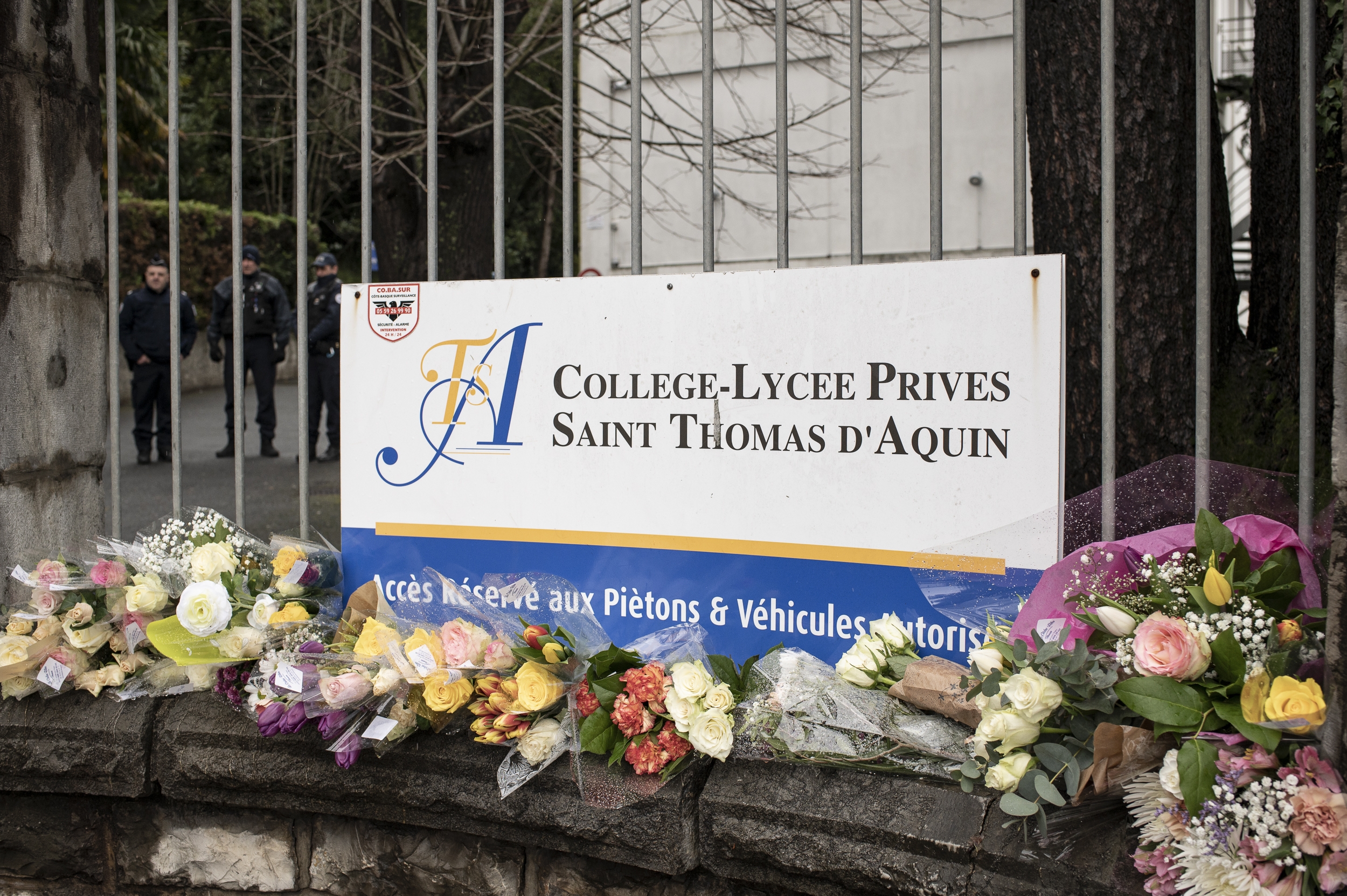 Tomas Akitokoa lizeoko irakaslearen hilketa ondoko omenaldia, Donibane Lohizunen, 2023ko otsailean. PATXI BELTZAIZ