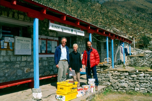 Kepa Lizarraga medikua (eskuinean) Khumjungeko Kunde ospitalean
