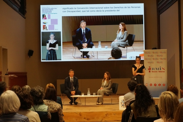 Cerminek antolatuta, NBEaren desgaitasuna duten pertsonen eskubideen inguruko konbentzioari buruz Iruñean egindako saioa; oholtzan, Gregorio Saravia eta Natalia Guala. CERMIN