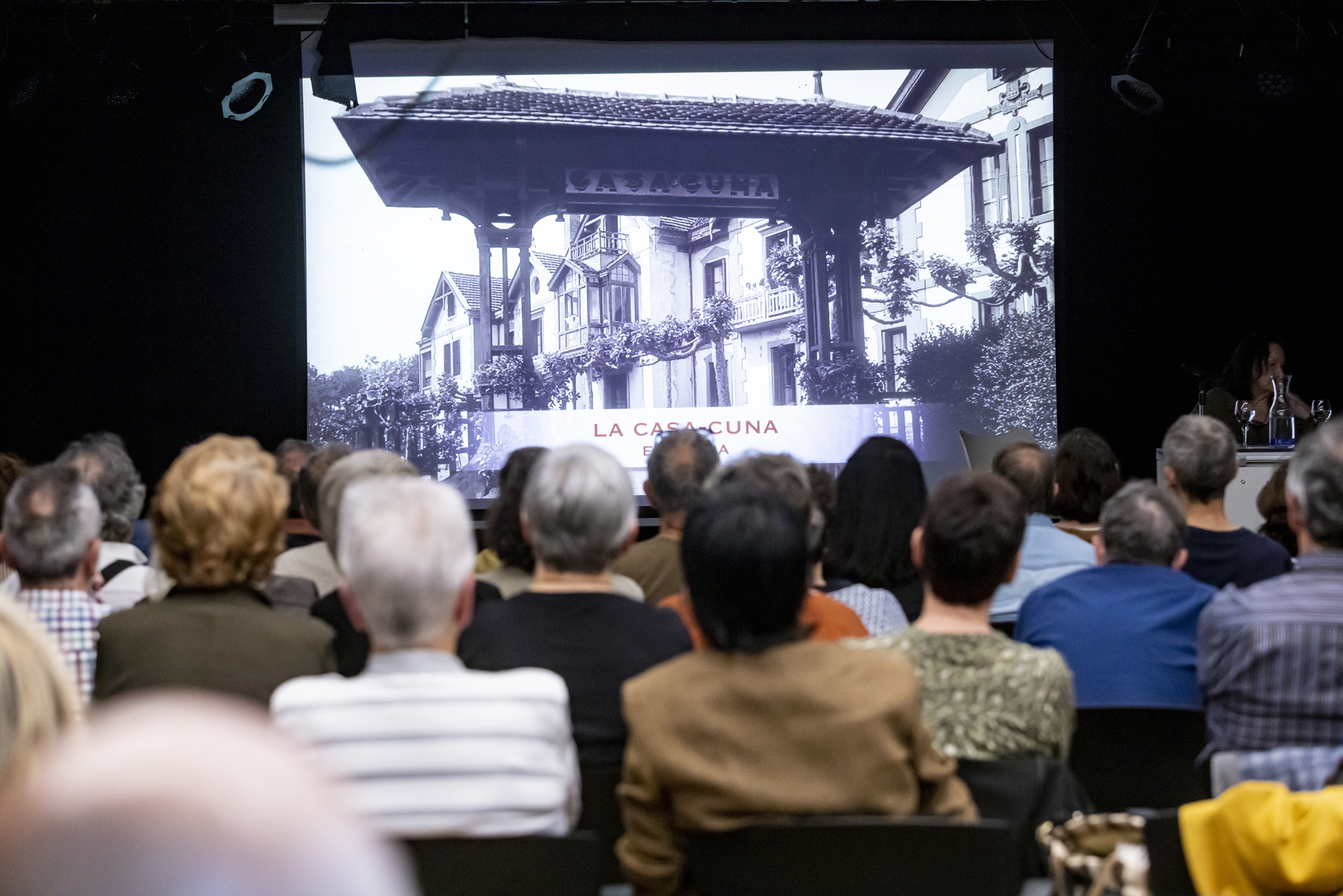 Jende ugari Zizurkilgo Fraisoro sehaska etxeari buruzko hitzaldi bat aditzen, astelehenean, Donostiako Ernest Lluch kultur etxean. BATIX EZEIZA