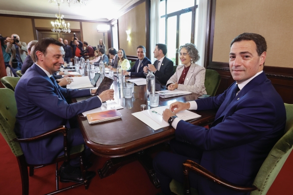 Gobernu bilera Agirre lehendakaria bere sailburuekin biltzen zen areto berean egin dute. MIGUEL TOÑA / EFE