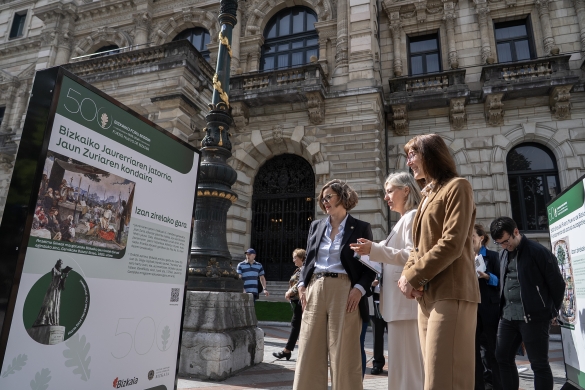 Agintariak, Bizkaiko Foru berriaren 500 urteurrenari buruzko erakusketa ikusten, Bilboko Kale Nagusian. BERRIA