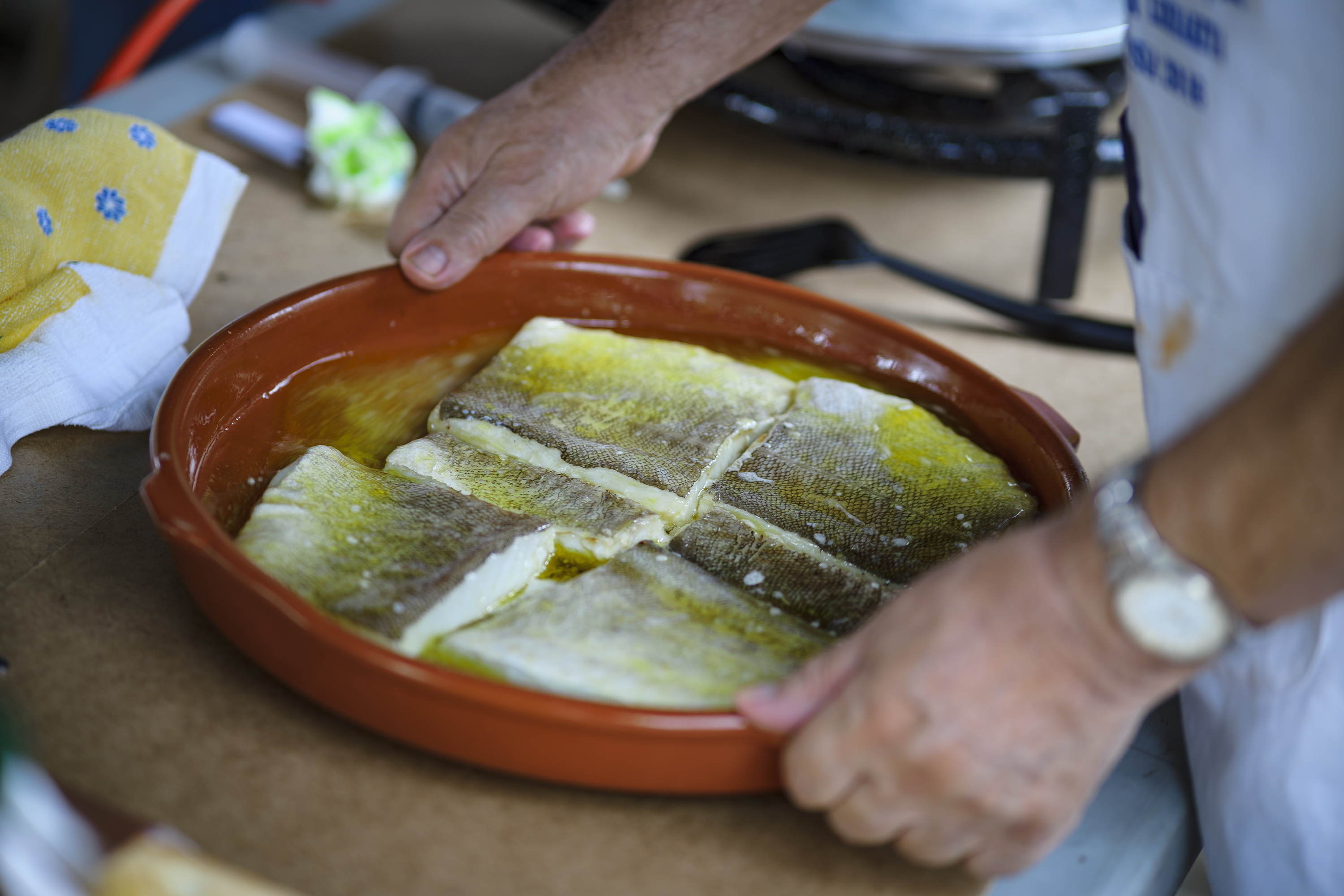 Gizon bat janaria prestatzen, artxiboko irudi batean. ARITZ LOIOLA / FOKU