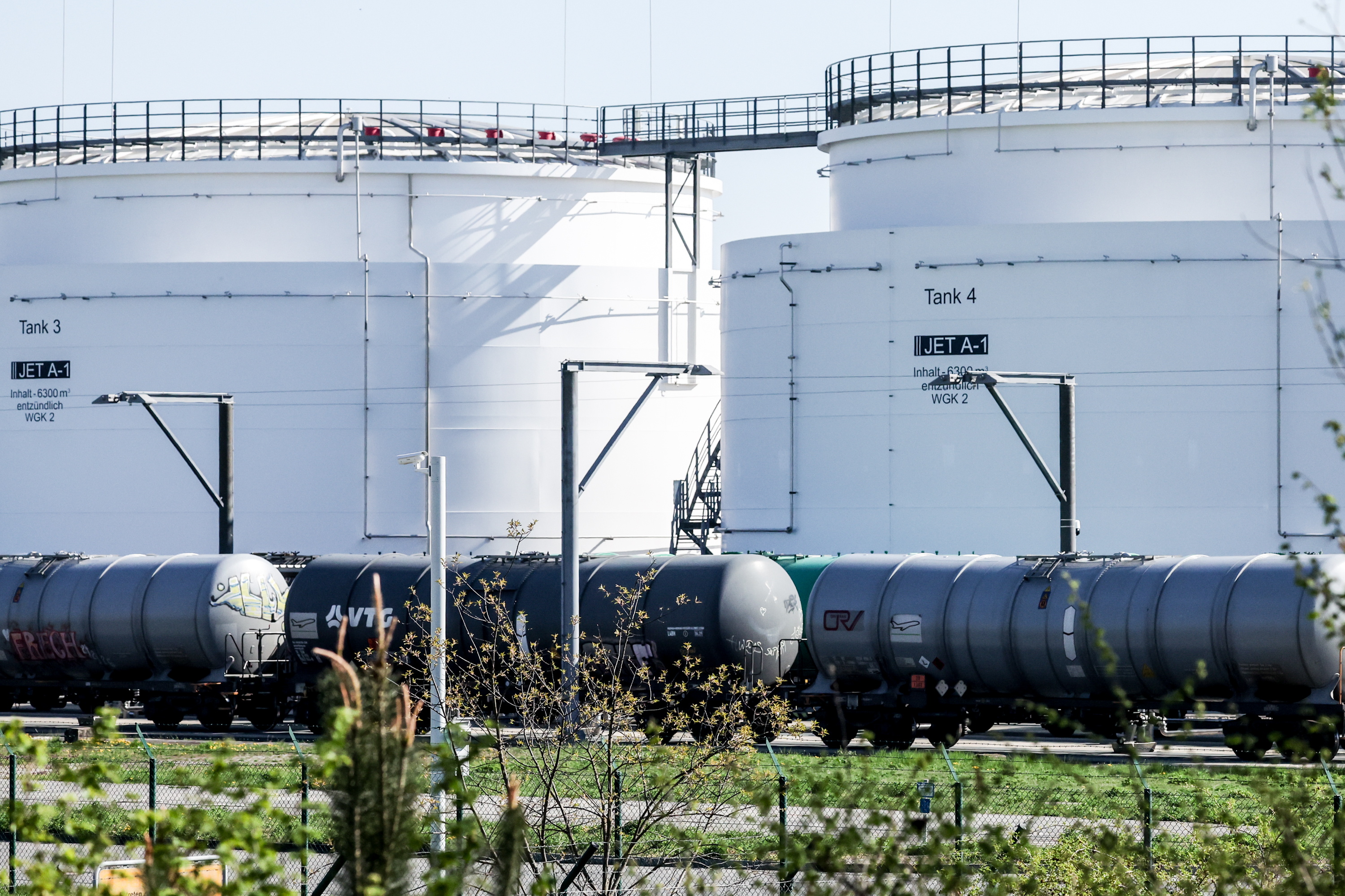 Hegazkinentzako erregai biltegiak, Berlingo aireportuan. FILIP SINGER / EFE