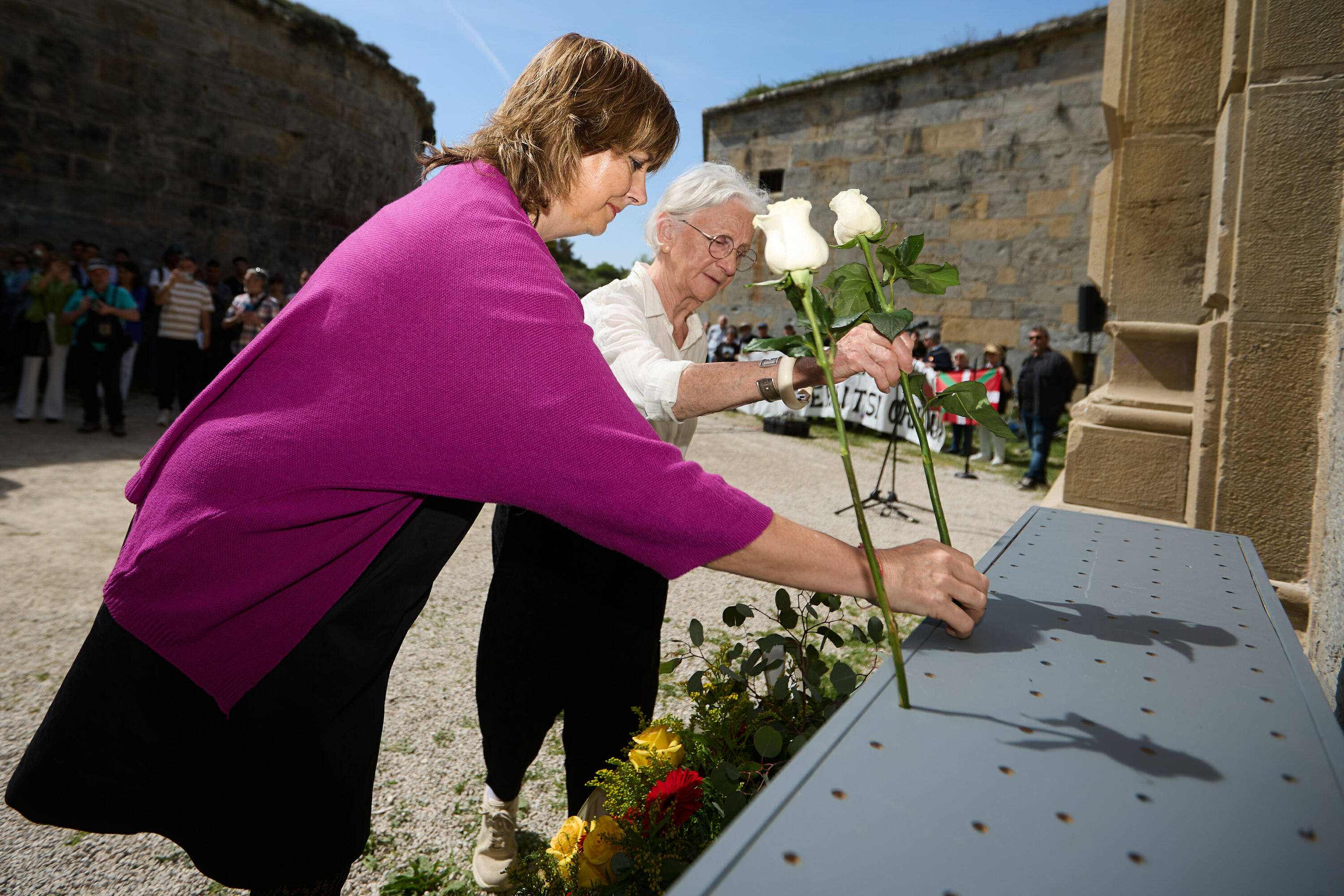 Ana Ollo presidenteordea eta Ana Fernandez lore eskaintza egiten. IÑIGO ALZUGARAI / NAFARROAKO GOBERNUAK UTZITAKO IRUDIA