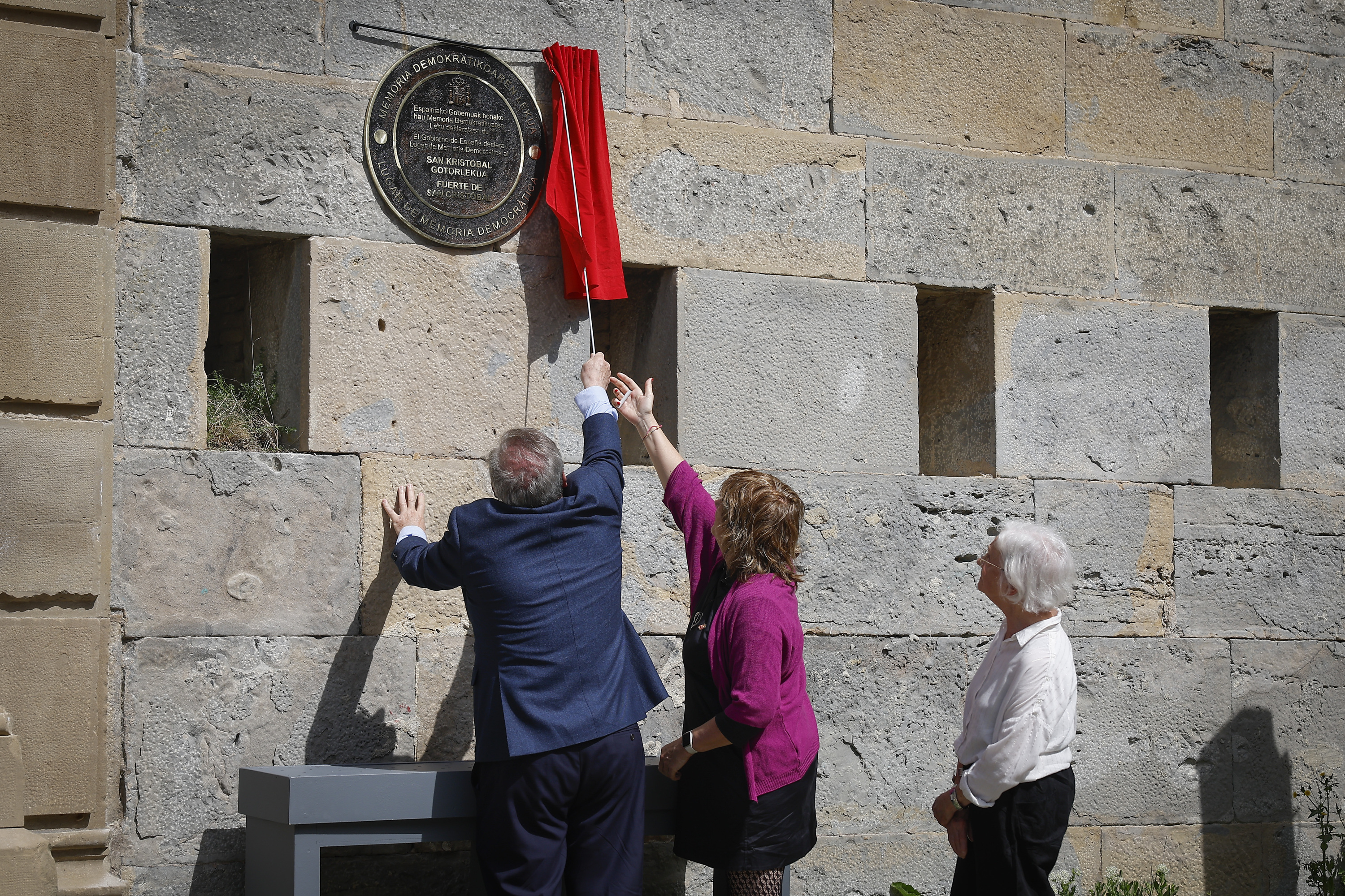 Ana Ollo eta Fernando Martinez plakaren edukia erakusten