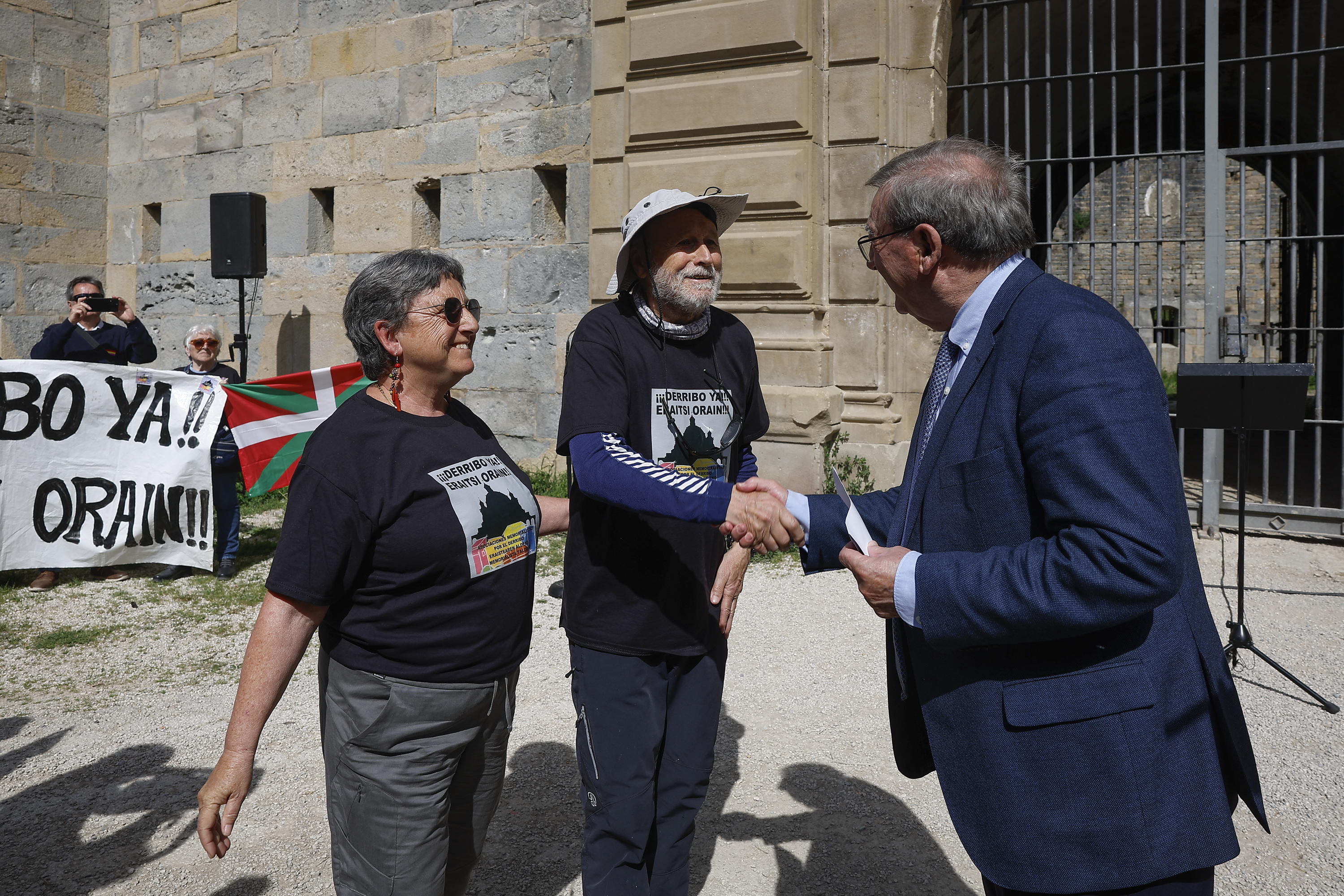 Elkarte memorialistetako ordezkariak Fernando Martinez estatu idazkaria agurtzen. VILLAR LOPEZ / EFE