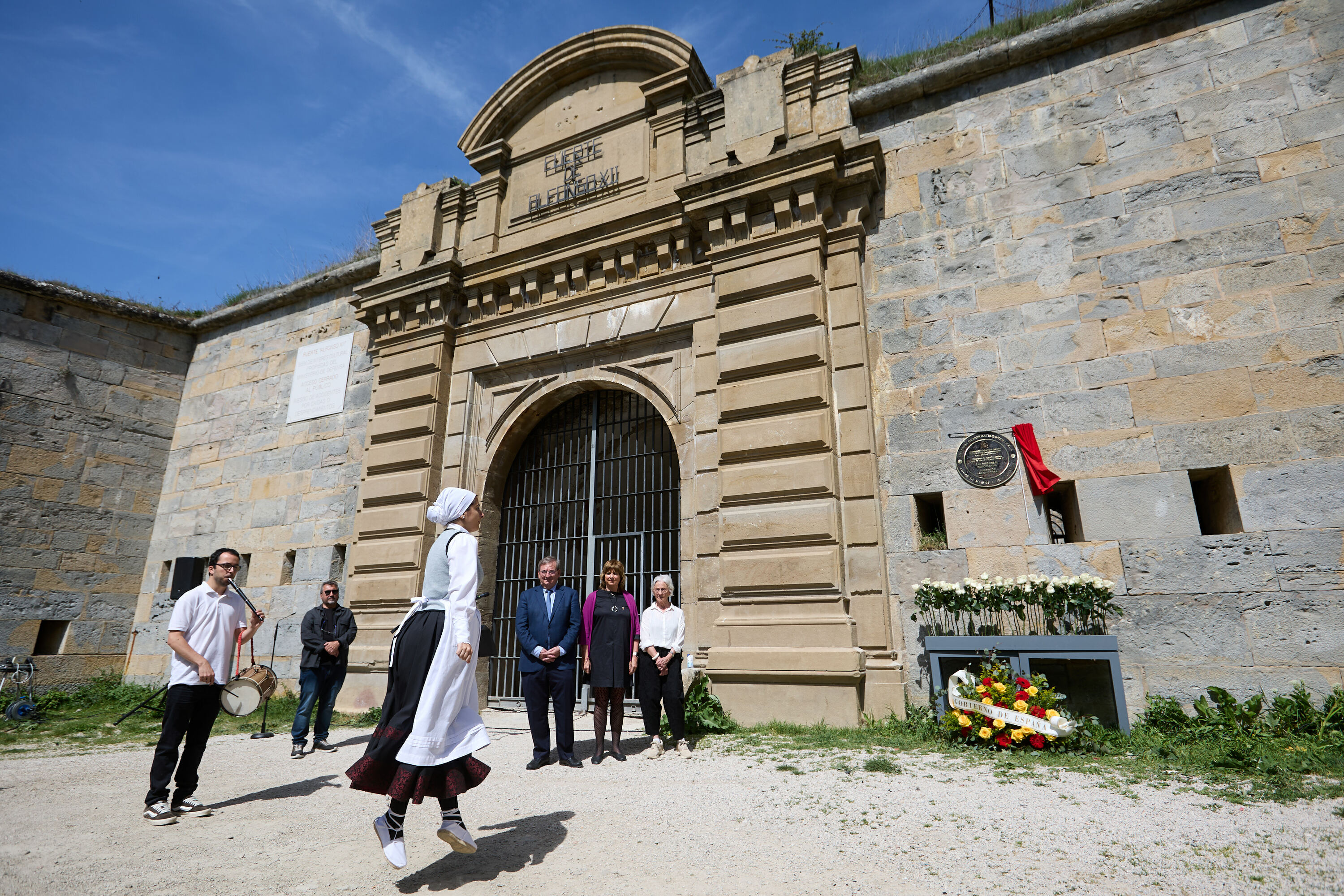Plaka jarri eta aurreskua dantzatu dute ekitaldian, gaur goizean. IÑIGO ALZUGARAI