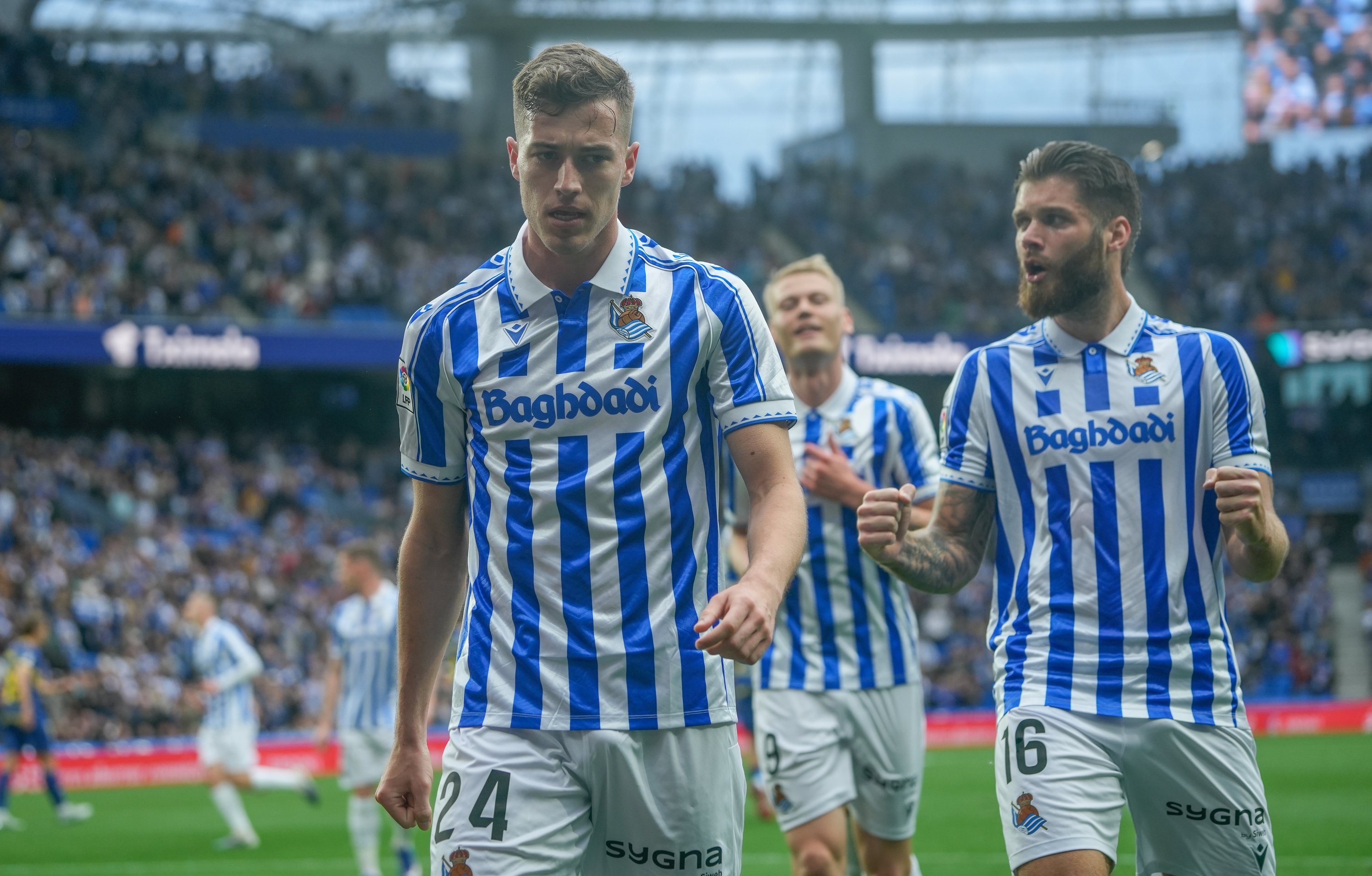 Sucic, Caleta-Car eta Oskarsson, Alavesi sartutako lehen gola ospatzen. ANDONI CANELLADA / FOKU