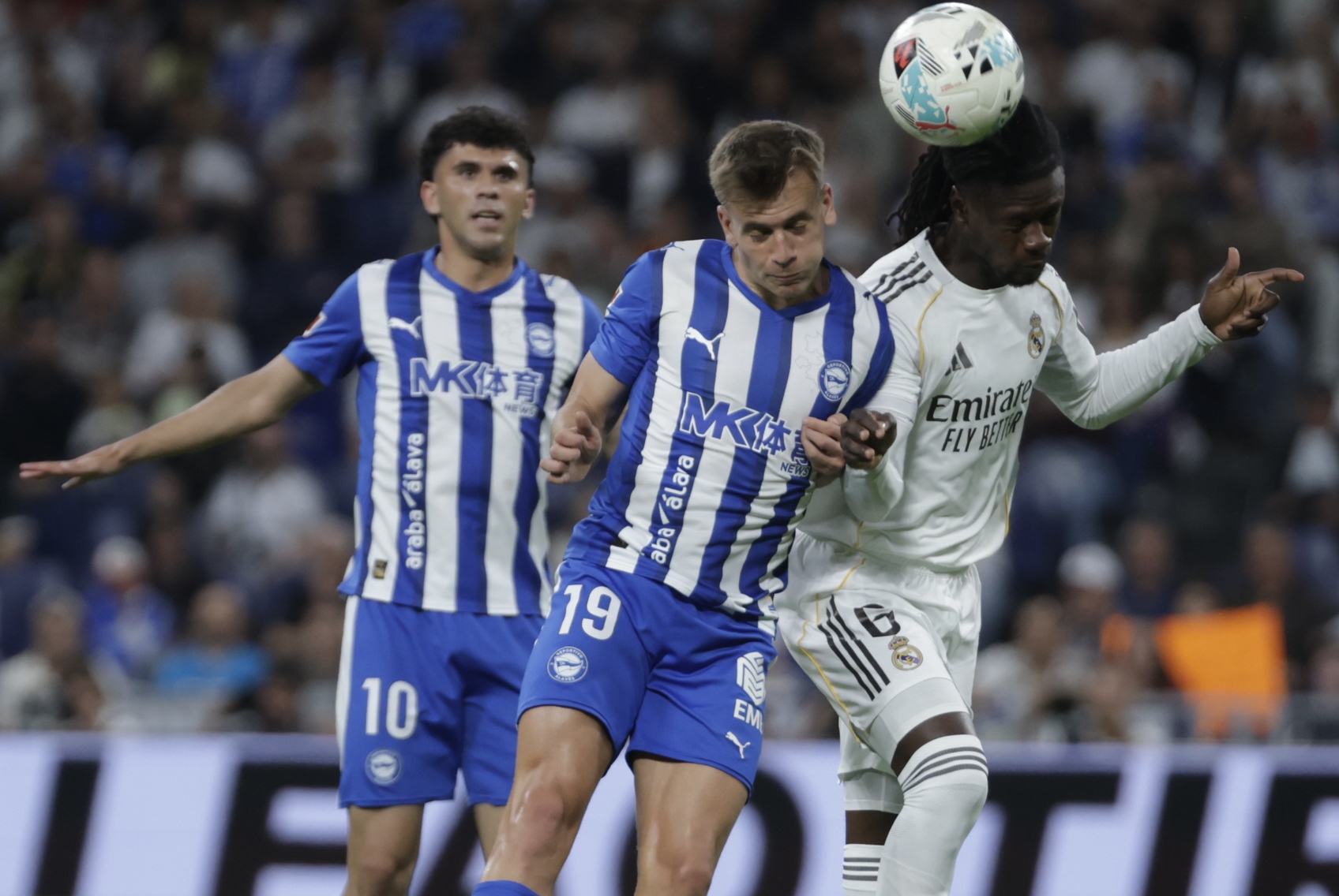 Pablo Ibañez eta Camavinga baloia buruz jo nahian. JUANJO MARTIN / EFE