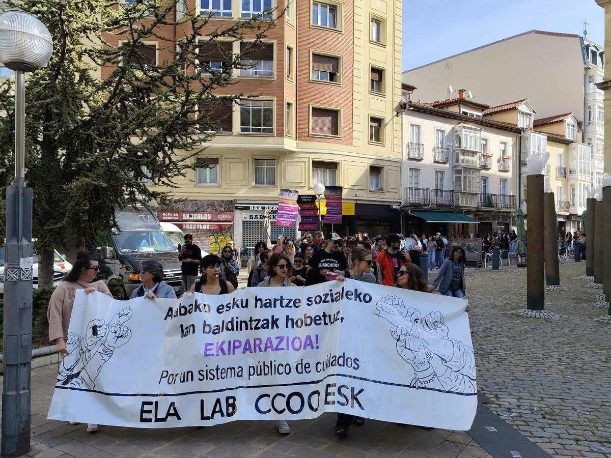 Esku hartze sozialeko langileak, gaur, Gasteizko Probintzia plazatik abiatu den manifestazioan. ELA