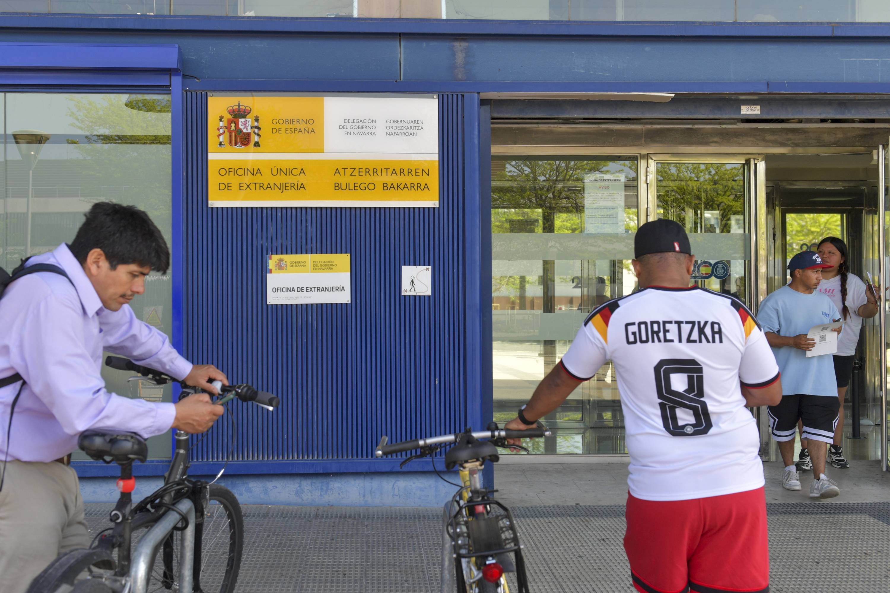 Migratzaileak atzerritarren bulegoaren aurrean, Iruñean. IDOIA ZABALETA / FOKU