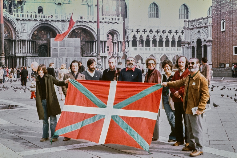 Veneziako Biurtekora 1976an joandako euskal artistetako batzuk, ikurriñarekin. IREKIA