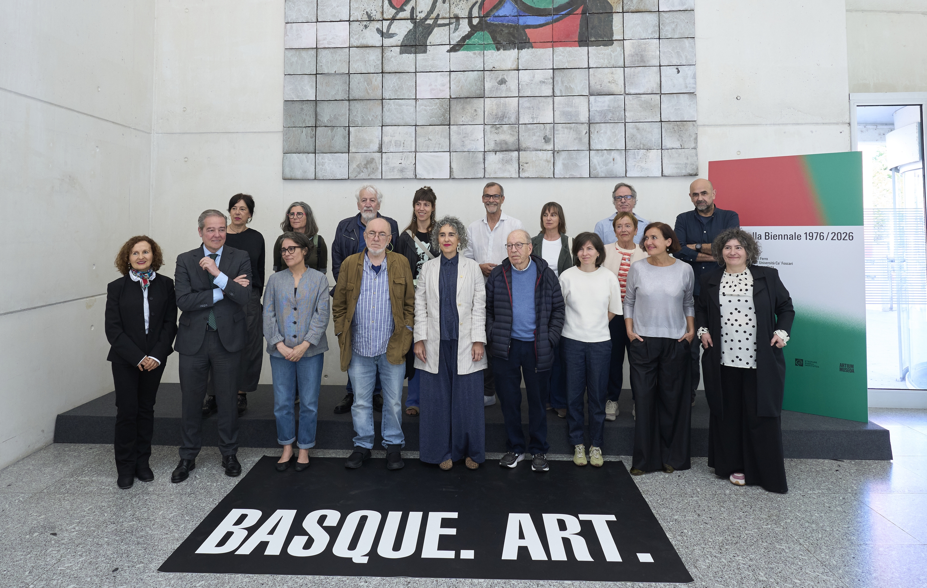 Jaurlaritzako ordezkariak, artistak eta eragileak Artiumen, I Baschi alla Biennale 1976/2026 programaren aurkezpenean. RAUL BOGAJO / FOKU