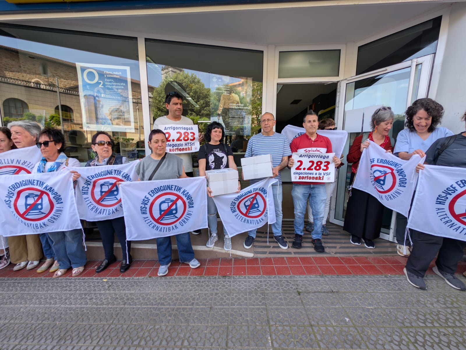 Arrigorriagako Udaleko ordezkariak, gaur, alegazioak aurkezten, Arrigorriagako Posta bulegoan. BERRIA 