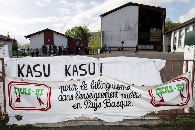 Ikas Bi-ren pankarta bat, Ahatsako eskola aitzinean, artxiboko argazki batean. GUILLAUME FAUVEAU