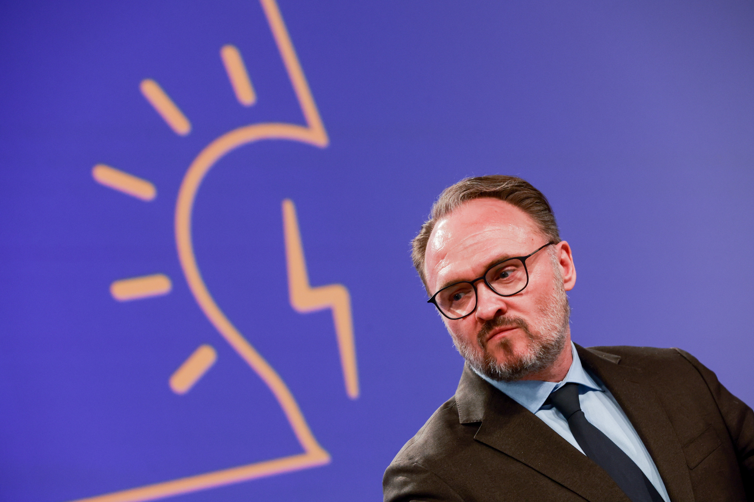 Dan Jorgensen Europako Energia komisarioa asteazken honetan Bruselan egindako agerraldian. OLIVIER HOSLET / EFE